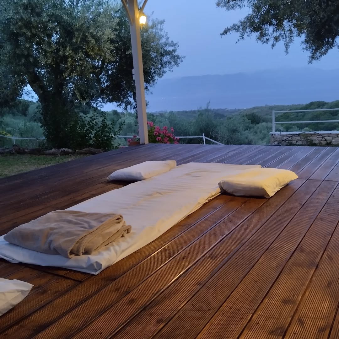 2025 was quite challenging but generous at the same time. New places , beautiful views and lots of yoga classes and sessions.
Happy new year ✨️

#kithira #lagkadia_arkadias #ambeliona #messinia