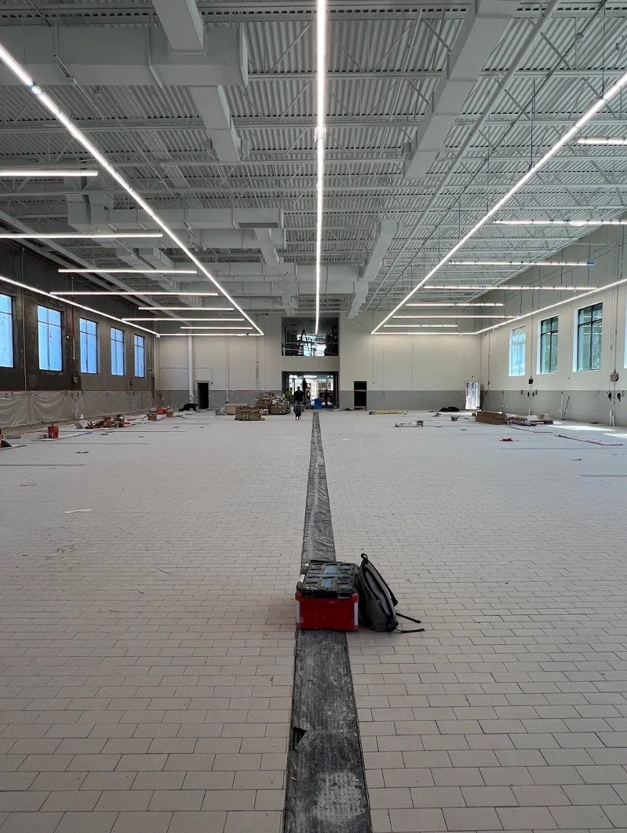 A new way to think about service.

The all new Richmond Porsche shop is designed to be fully customer-facing, visible right from the showroom through a large glass window. Clean, bright, and filled with natural daylight, the space features tile floor