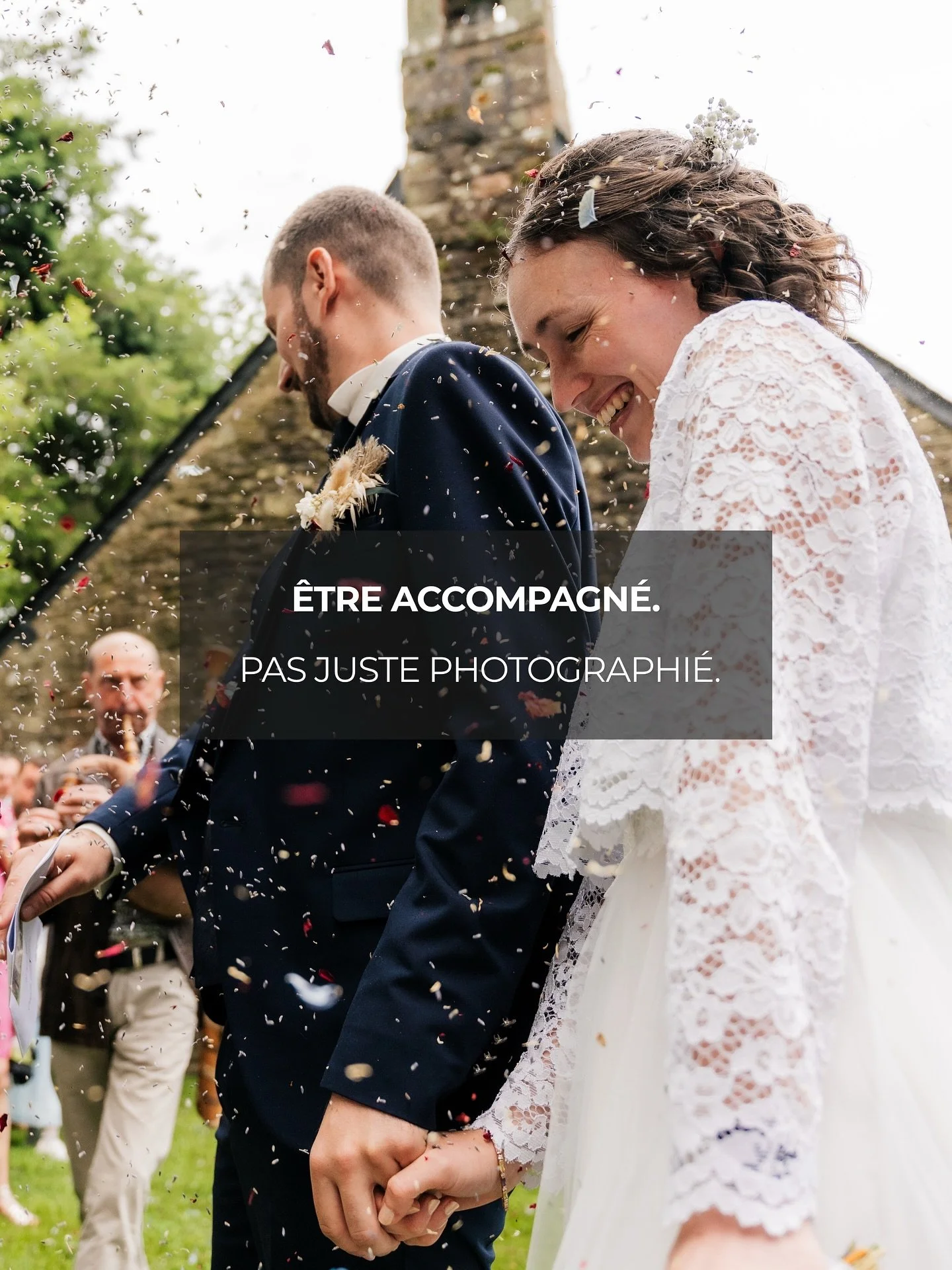 On choisit souvent un photographe pour ses images.
 Mais ce qu&rsquo;on remarque vraiment, c&rsquo;est la mani&egrave;re dont on se sent tout au long du chemin.

Photographier un mariage, ce n&rsquo;est pas seulement &ecirc;tre l&agrave; le jour J. C