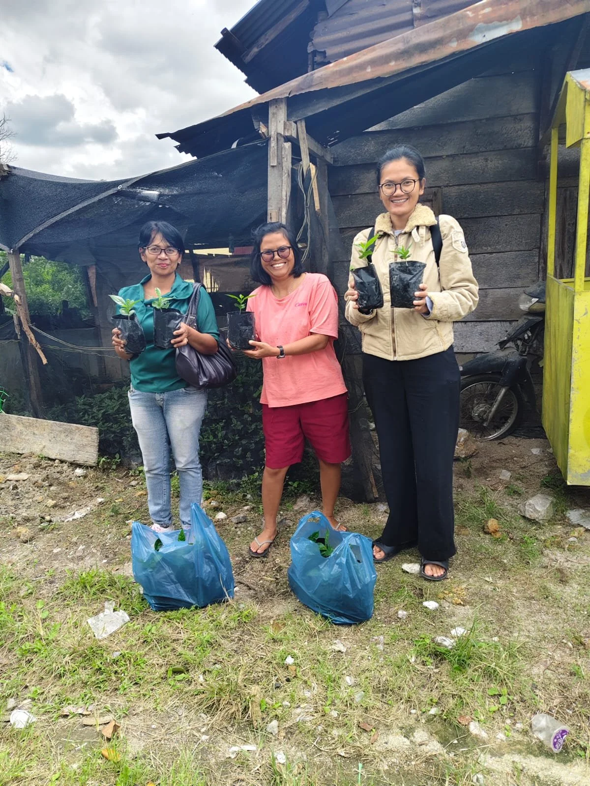 Lampita and Nova Tambunan with coffee seeds