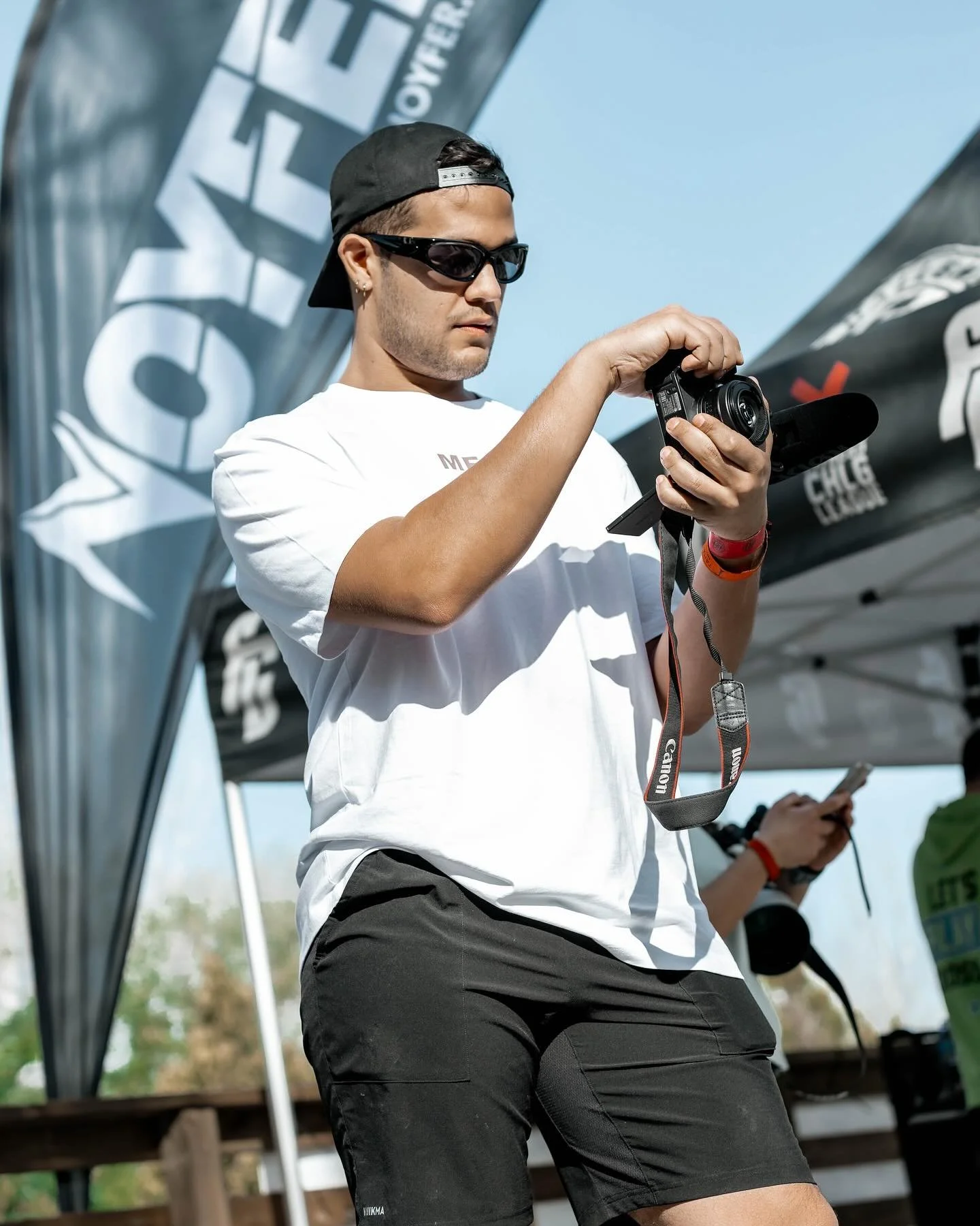 Pongamos contexto: 

1. Es imposible que me hagan una foto sin que yo lo sepa, verdad @cboguero ?!🪭

2. Todxs deber&iacute;amos ba&ntilde;arnos en la playa congelada mientras amanece. 🌊

2.2 Mi hermano tiene mi lado m&aacute;s girly.👸🏼

2.3 Si us