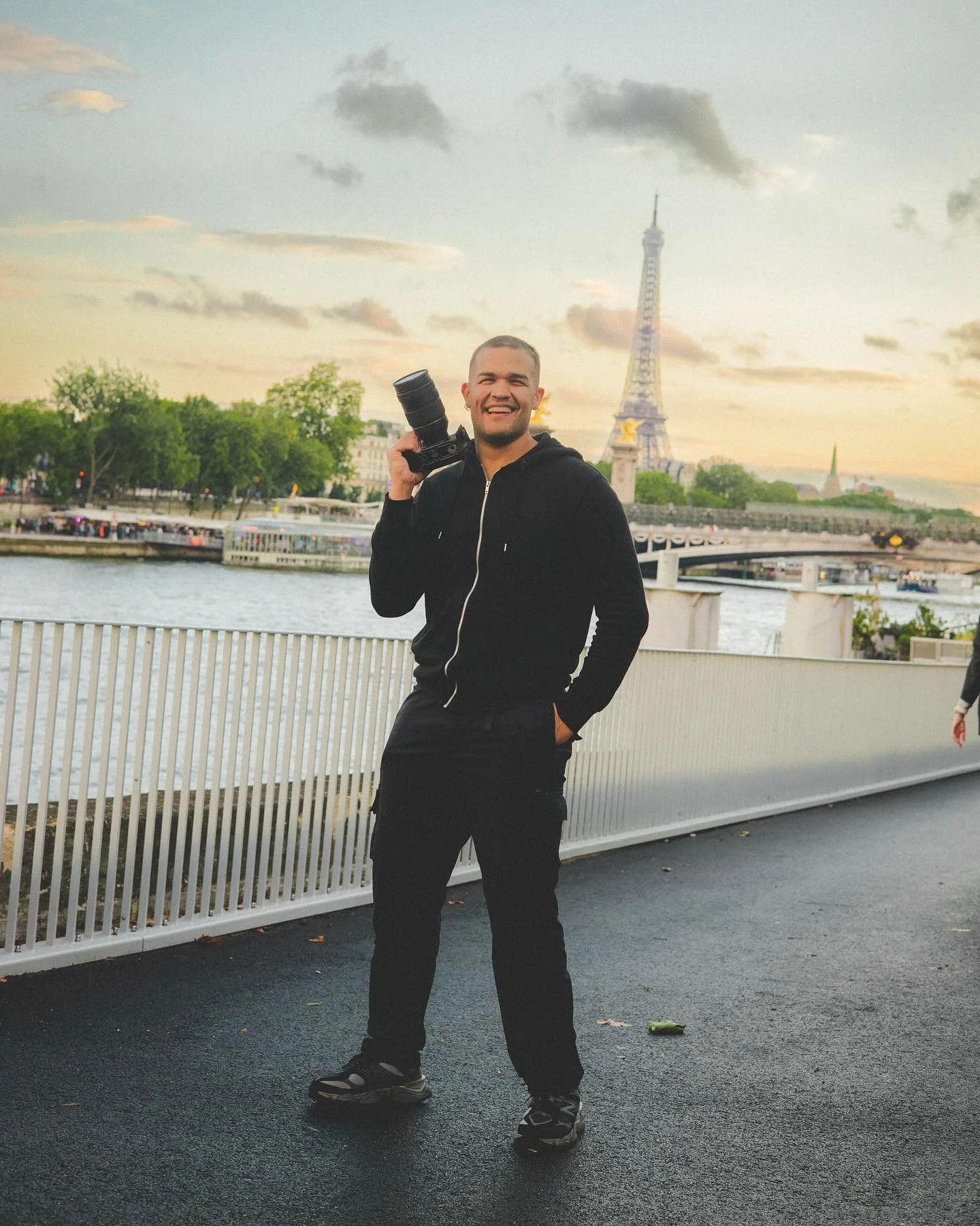 Tu marketer y media man en su spot favorito de Par&iacute;s trabajando. 🍁👨🏾&zwj;💻