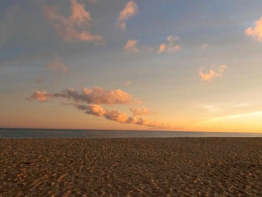 Cool clouds doing their thing. 🙌🏻
.
📷catherine_hartigan_photography
📍Edgartown, Martha&rsquo;s Vineyard
.
.
.
.
.
.
.
.
.
.
#coolclouds #cloudscapes #cloudscapephotography #onthewater #marthasvineyard #waterphoto #onthebeach #sunsetcolors #waterc