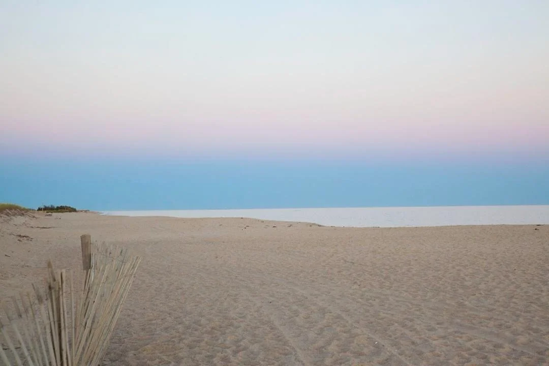Where the sun melts into a watercolor.
.
📷 @catherine_hartigan_photography
📍South Beach,  Martha&rsquo;s Vineyard
.
.
.
.
.
.
.
.
.
.
#watercolor #watercolorsunset #pastels #pastelsunsets #catherinehartiganphotography #marthasvineyard #edgartown #f