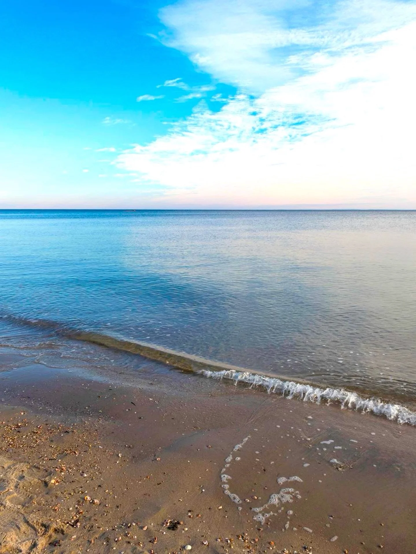Winter waves, softer skies, quieter thoughts.
.
📷 @catherine_hartigan_photography
📍Compo Beach, Westport, CT
.
.
.
.
.
.
.
.
.
.
#winterskies #onthewater #catherinehartiganphotography #quietthoughts #dogwalk