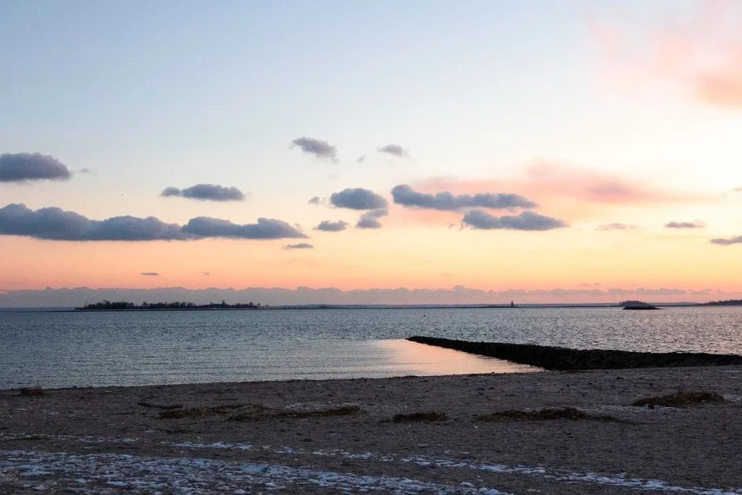Shades of a winter sunset.
.
📷@catherinehartiganphotography
📍Westport, CT
.
.
.
.
.
#winterlandscape❄️ #wintersunset #westportcompobeach #catherinehartiganphotography #onthewater