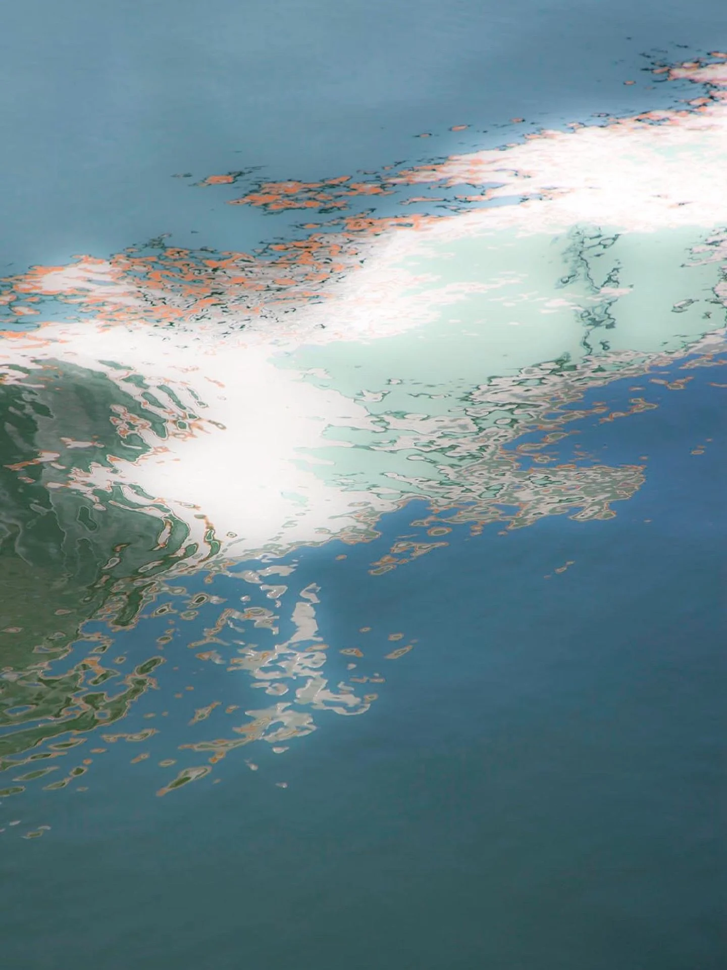 A quiet abstract from Martha&rsquo;s Vineyard - water painting.
.
📷@catherinehartiganphotography
📍Martha&rsquo;s Vineyard 
.
.
.
.
.
#abstractart #watercolor #waterabstracts #waterphotography📷 #catherinehartiganphotography