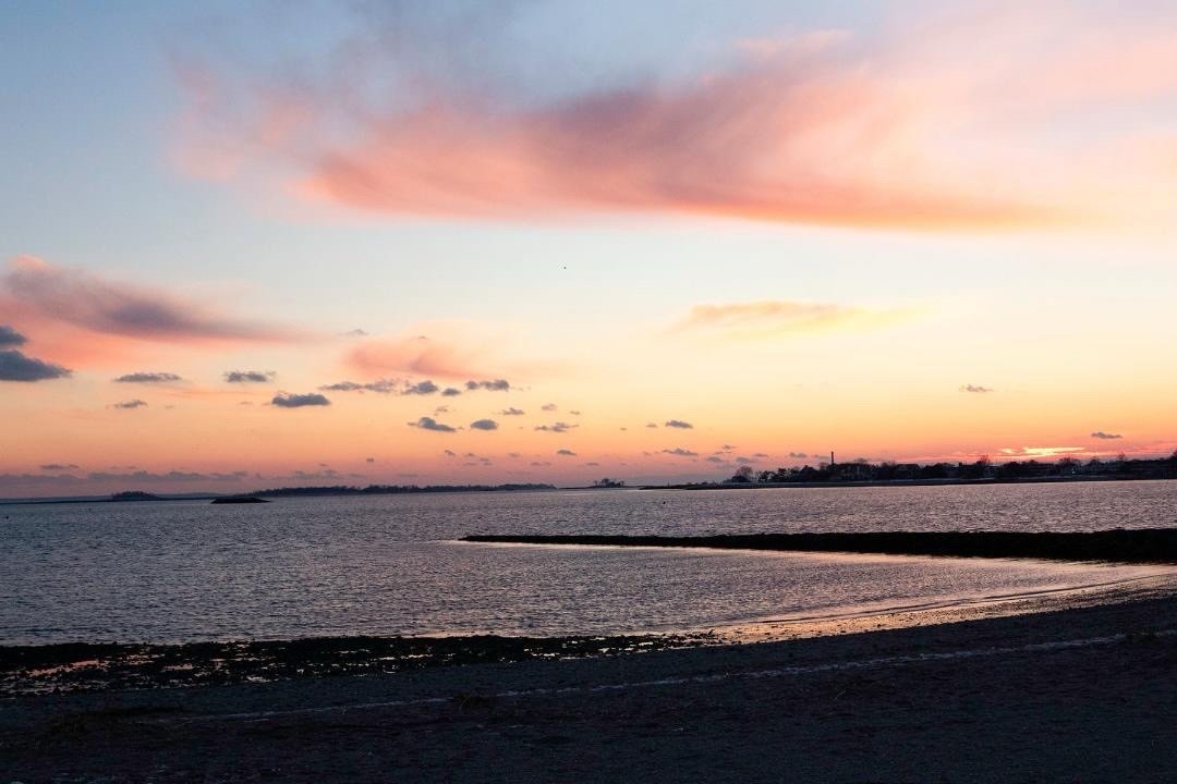 Things that happen on the water.
.
📷 @catherine_hartigan_photography
📍Westport, CT
.
.
. 
.
.
#beachsunset #onthewater #westportct #catherinehartiganphotography #waterphotographer
