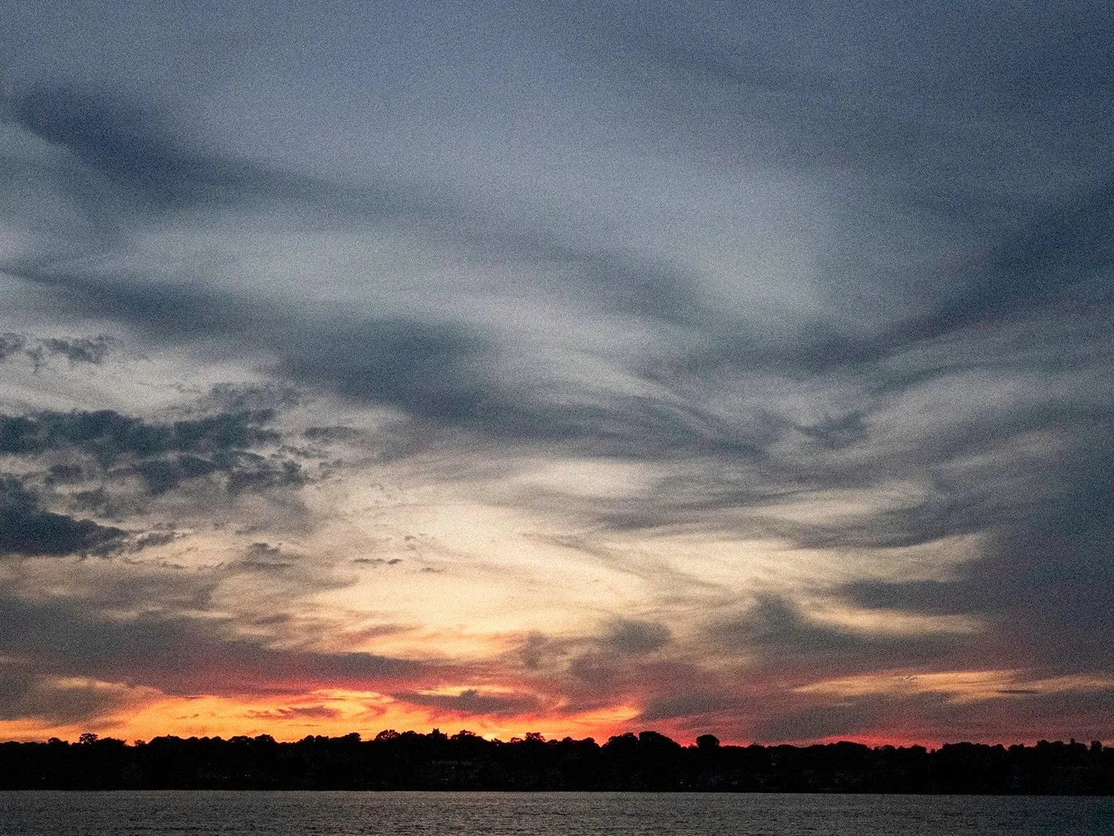 Chasing New England sunsets until the very end. Now it&rsquo;s time to trade boat days for cozy fires, and slow winter nights.
.
📷 @catherine_hartigan_photography
📍Long Island Sound
.
.
.
.
.
#boatdays #livingonthewater #longislandsound #sunsetsnip