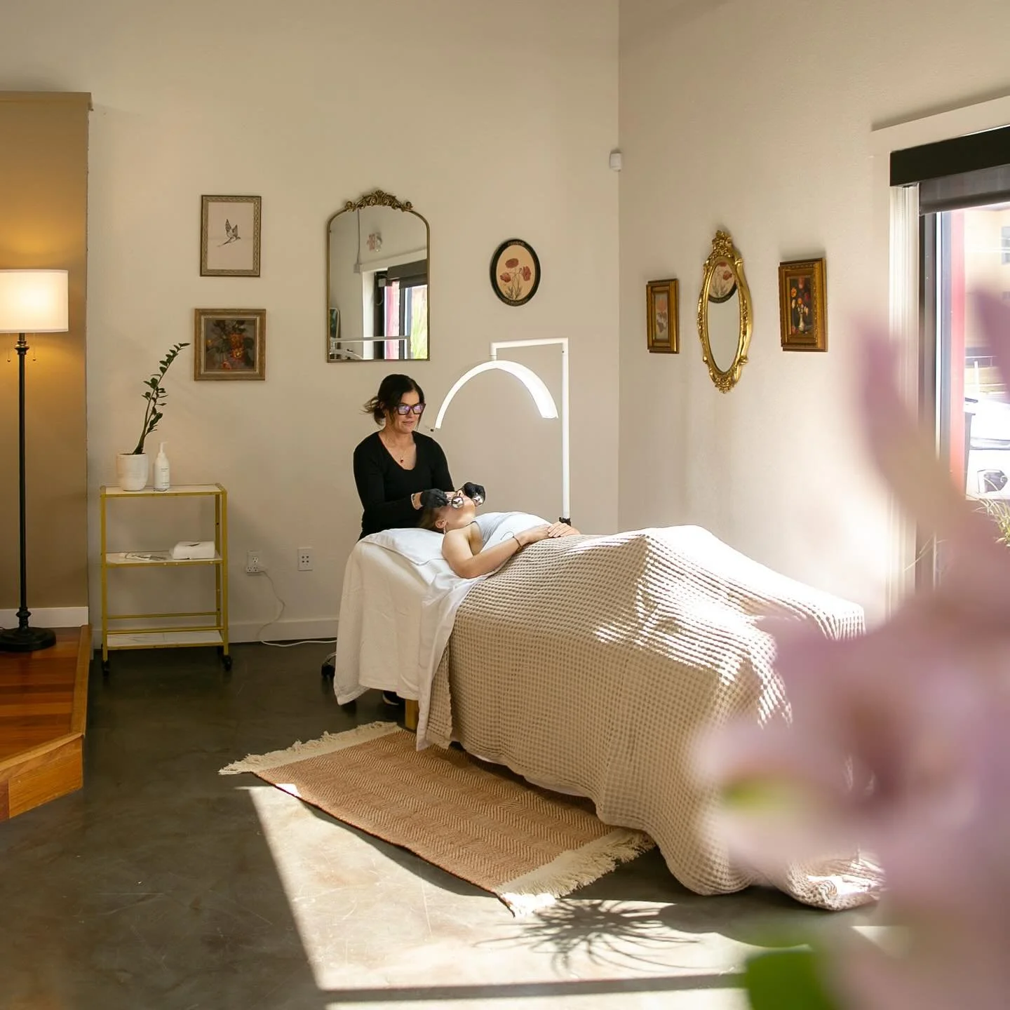 Art looks different to every artist. 🎨

Some use paint, some use clay, while others use food.

We are skin artists, we create smooth, glowing skin by helping your dead skin come alive 💕

Happy Monday! Let&rsquo;s get you glowing! 

#helenamt #helen