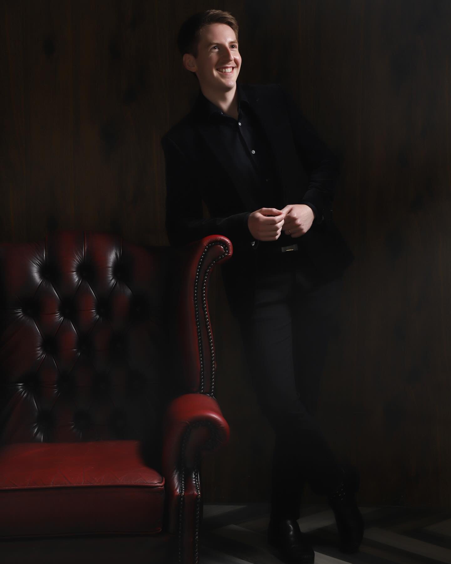 Delighted with these new headshots from a recent photoshoot! π€©πΆ @thebroadwaystudios #pianist #jazz #poser