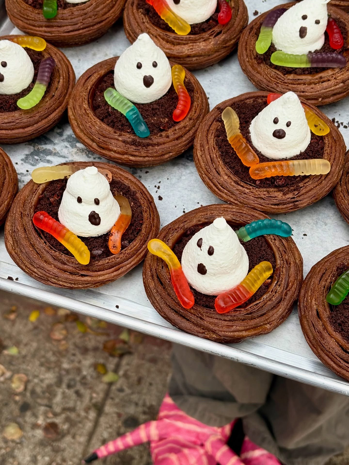 HallOwEeN @ Radio 

DIRT CROISSANT (GREENPOINT)
&bull;Dark chocolate custard, candied cocoa nib/ cookie crumble

SWEET POTATO CUSTARD BUN (PROSPECT HEIGHTS)
&bull;Sweet potato pie custard, dark chocolate glaze, marshmallow 

Here all weekend, droppin