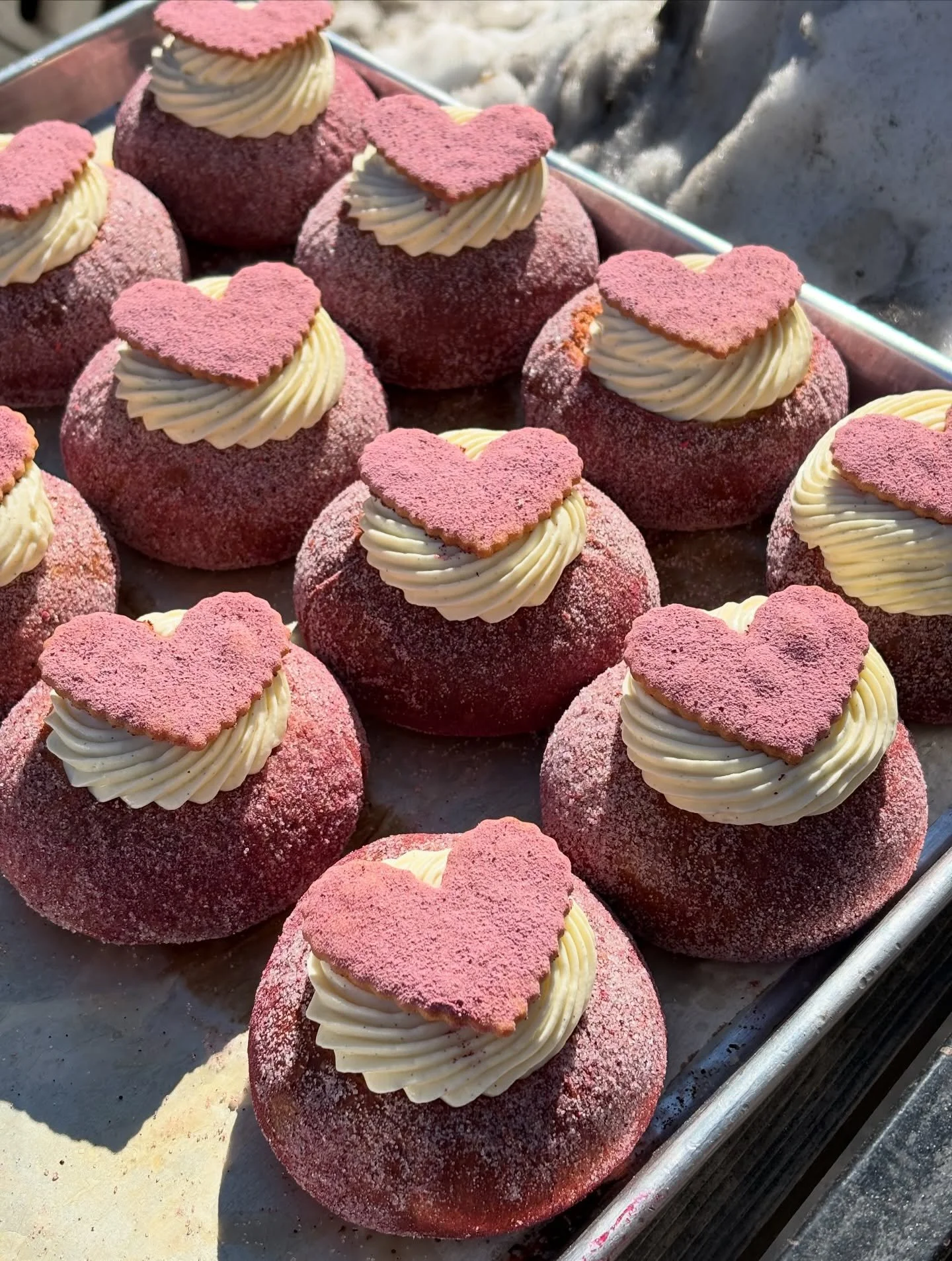 BUNS BUNS BUNS 

Raspberry Cream Buns allllll weekend (into Monday!) at our Prospect Heights location!

Chewy milk bun dusted with hibiscus raspberry sugar, filled with tart raspberry jam and vanilla diplomat. 

Hitting the counter @ 10am 🩷