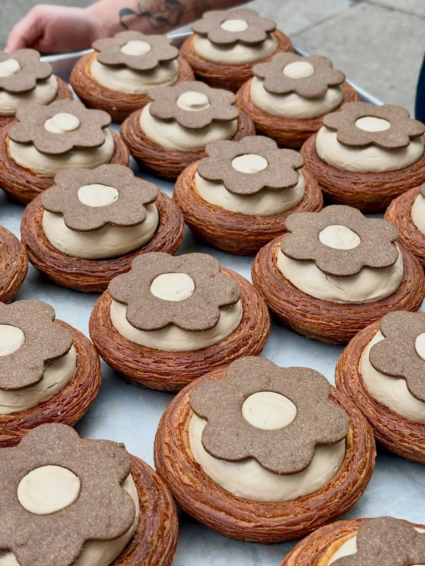 HOJICHA TIRAMISU CROISSANT 

@will.this.make.me.happy collab croissant (and books for sale!) happening today and tomorrow at Prospect Heights! Hitting the counter at 10am SHARP. 

Creamy hojicha mascarpone custard, olive oil chiffon cake, and hojicha