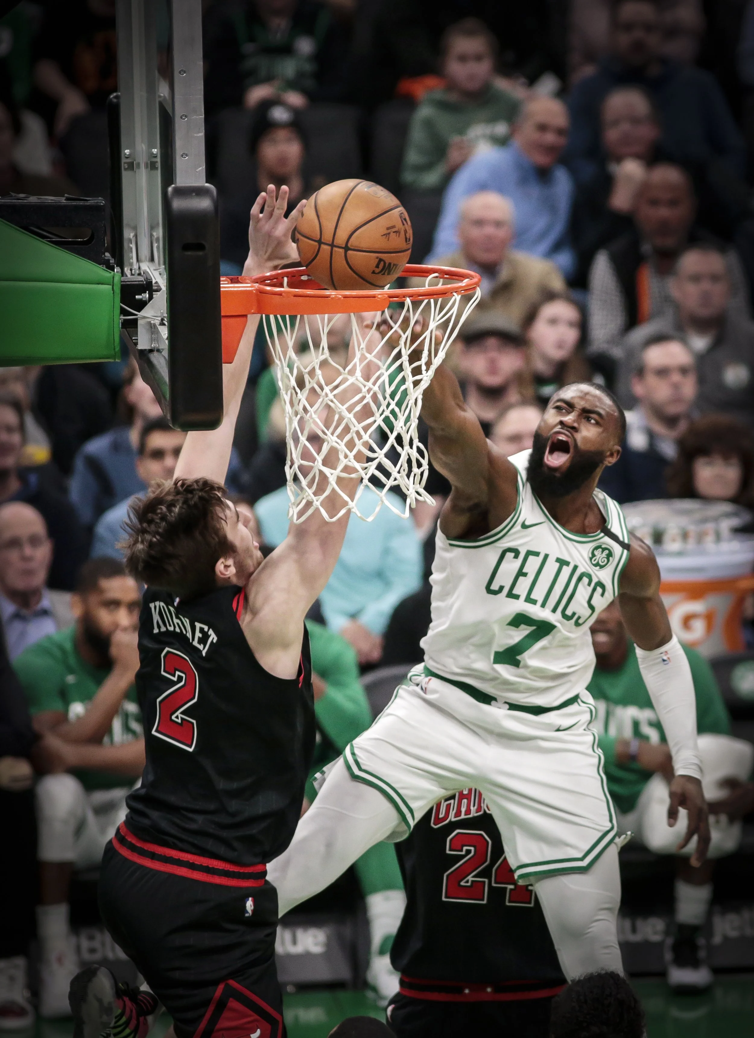 jaylen_almostdunk_q1.jpg