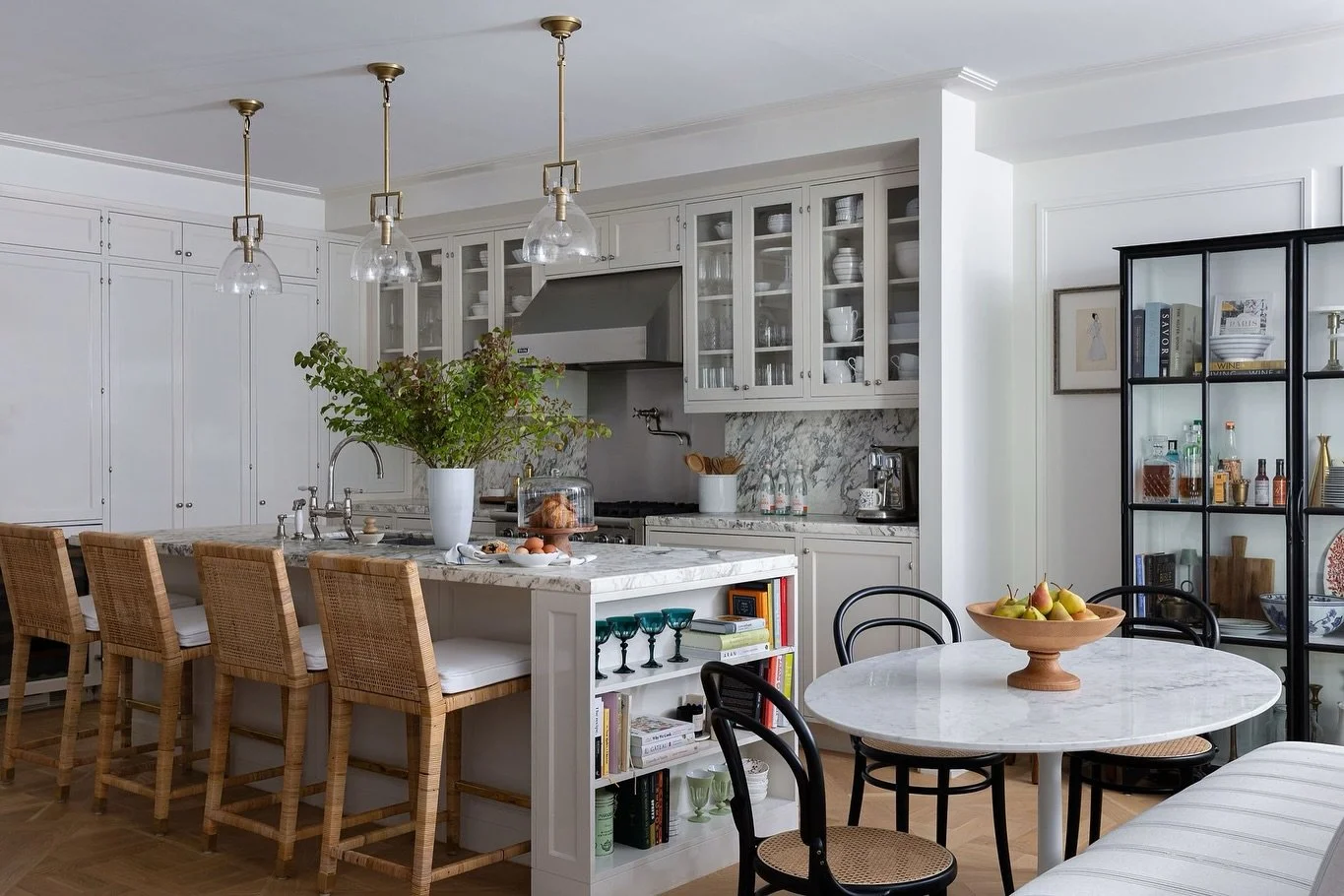 When you see the heart give it one back. ❤️🍐

@heather_ison finding all the little hidden love stories in this kitchen! 

#kitchendesign #kichenlove #uesdesign #interiordesign #appleofmyeyeheartofmypear