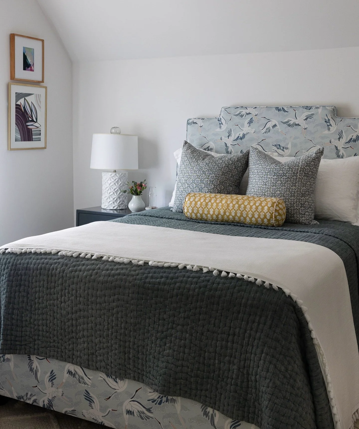 Call me a bird nerd, but this will forever be one of my favorite guest bedrooms. I love this sweet bed from @onekingslane so much! 

📸 @heather_ison