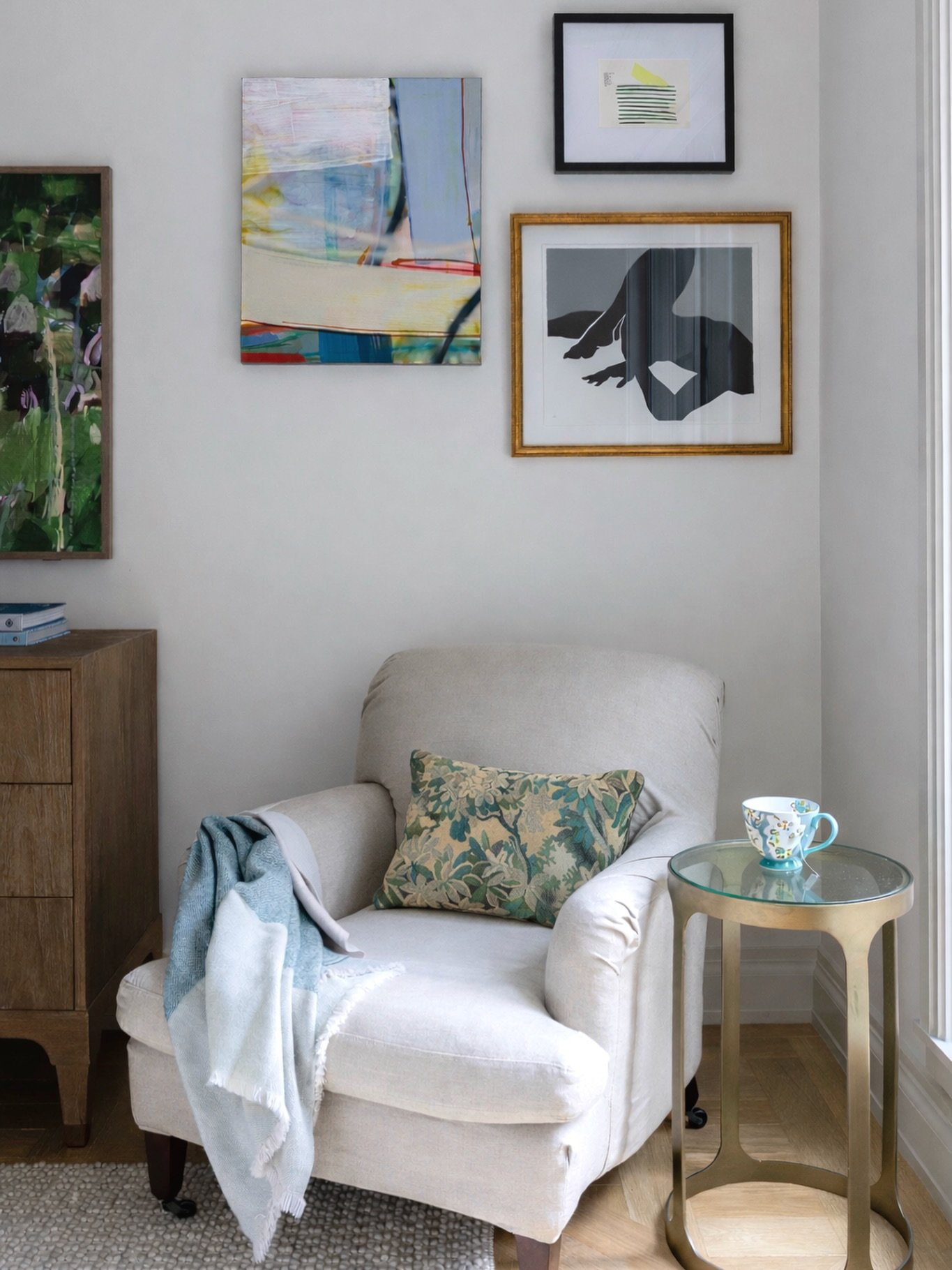 I paint it. I collect it. I hang it. I design rooms around it and @heather_ison  makes art when she photographs it all together! Art is my everything! 

This little nook shows off two of my favorite pieces, one by @eva_magill_oliver and another by @m