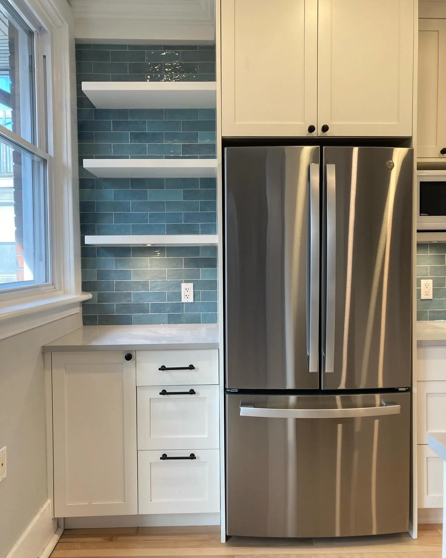 Feeling very springlike in this brightened space. New cabinets, backsplash, new banquette, carpeting, refinished floors, wainscoting and colour on the walls. Especially falling for #farrowandball #settingplaster in the entry.