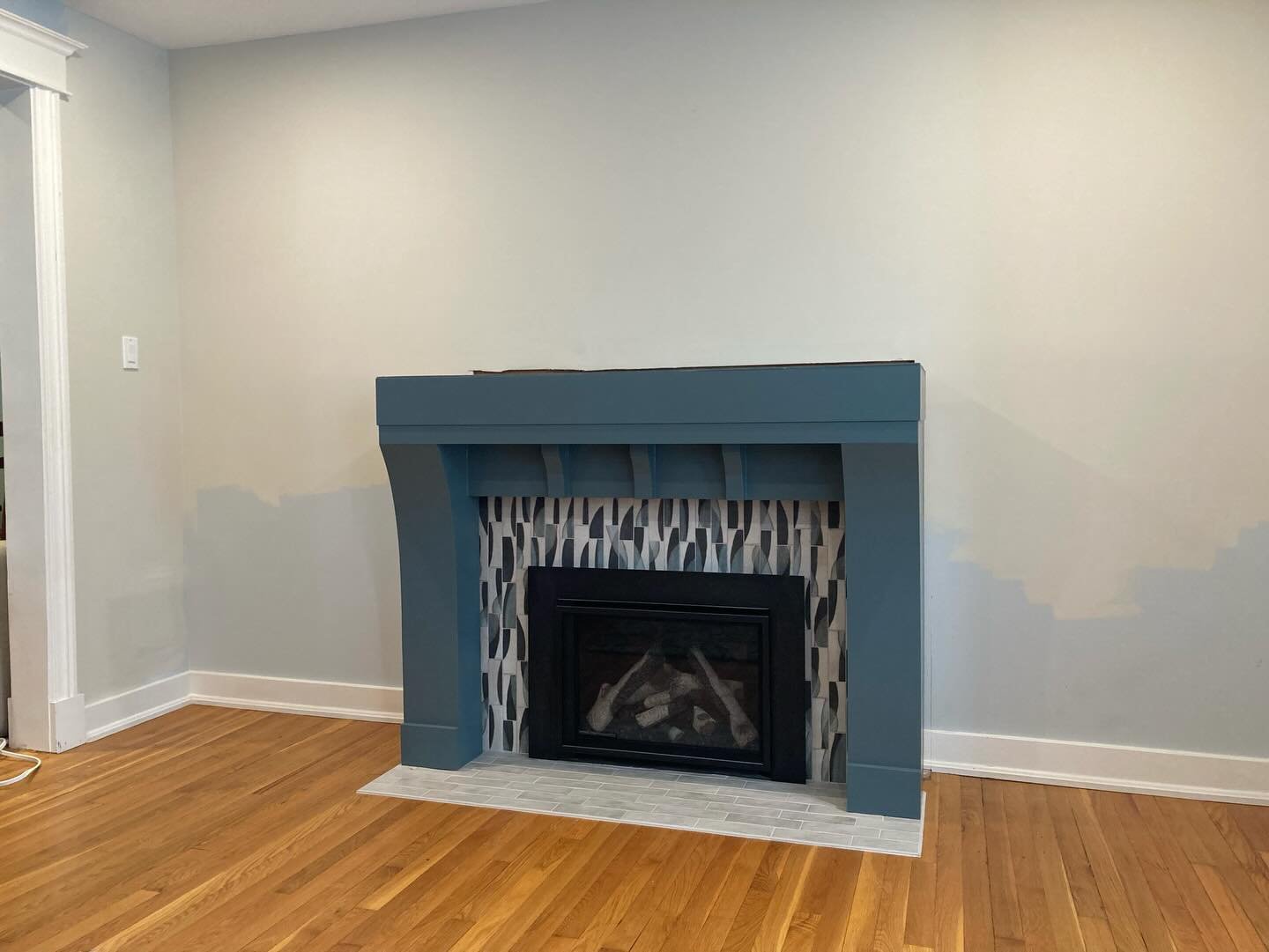 Starting the installation process of these built ins for a couple in Old Ottawa South. And making sure it&rsquo;ll be ready for stockings and Santa 😉 #sachi #mantle #bookcases #ottawa #ottawadesign