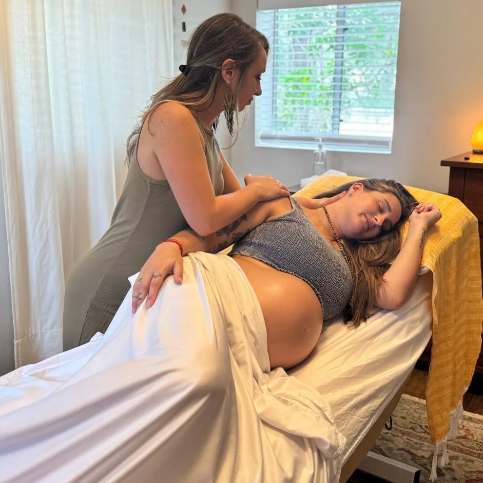 The language of touch 💛

A conversation between mama, baby and the inner knowing. Prenatal bodywork is an important tool in the toolkit for birth preparation. It turns the awareness into the body, invites space into the pelvis, softens your tissue, 