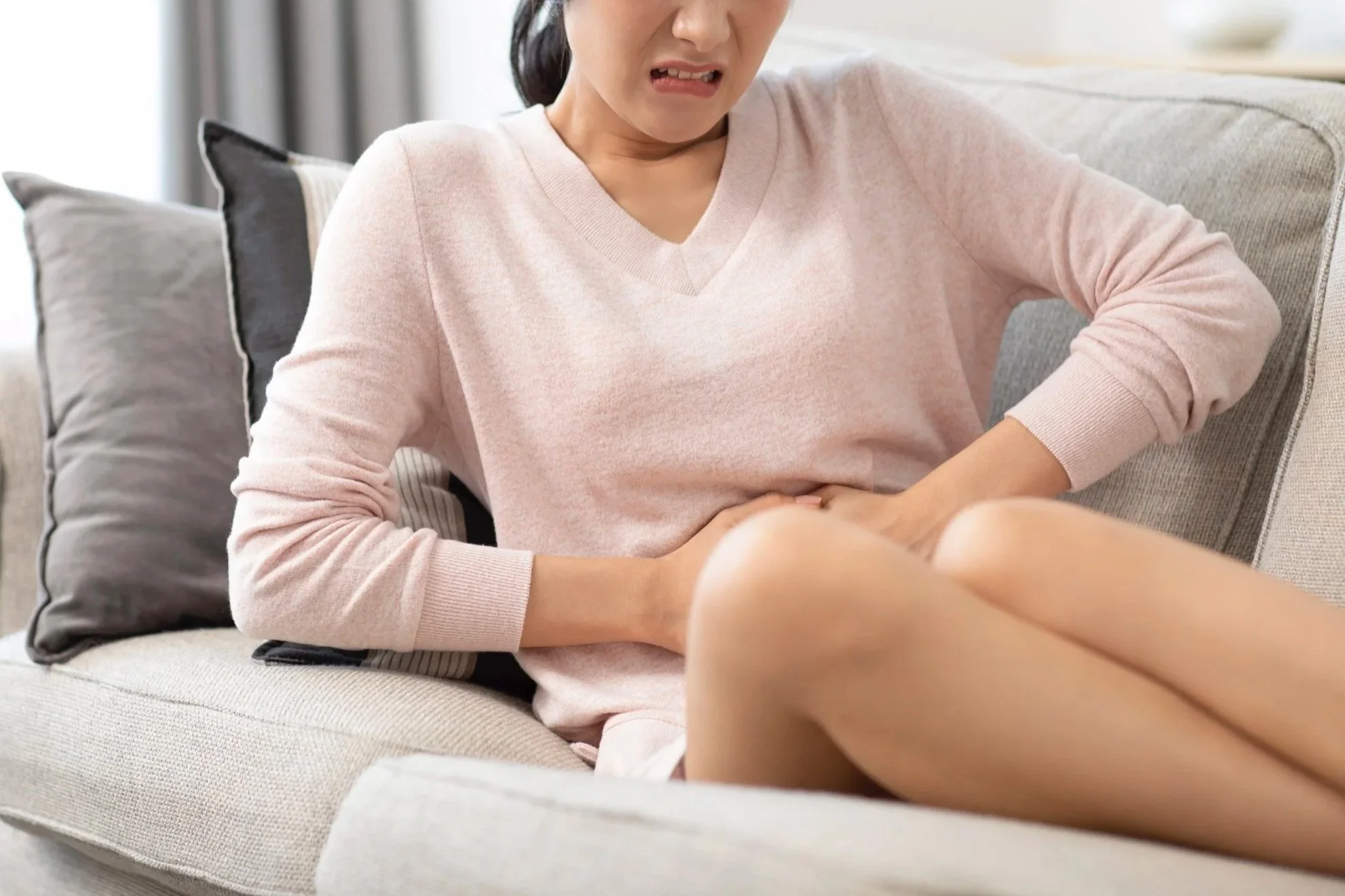 Especialistas revisando estudios de fertilidad y análisis hormonales en clínica de reproducción asistida