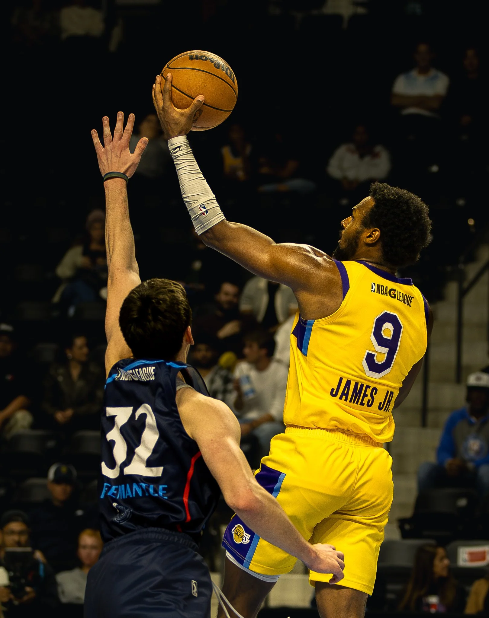 lebron drive to basker 2.jpg