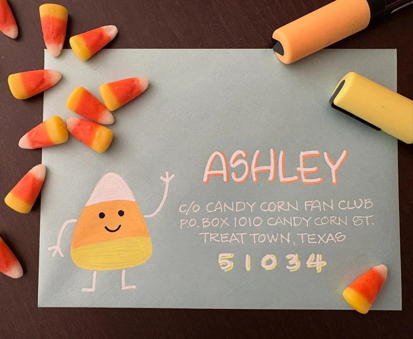 Day 18: Fall Treats 🤍🧡💛

Of course the first thing I thought of was CANDY CORN. I think I&rsquo;ve made 3 candy corn envelopes over the years. I need to go find them all and repost! 

#thisisafakeaddress 
@papersource 
#bewitchingenvelopes2025 
#p
