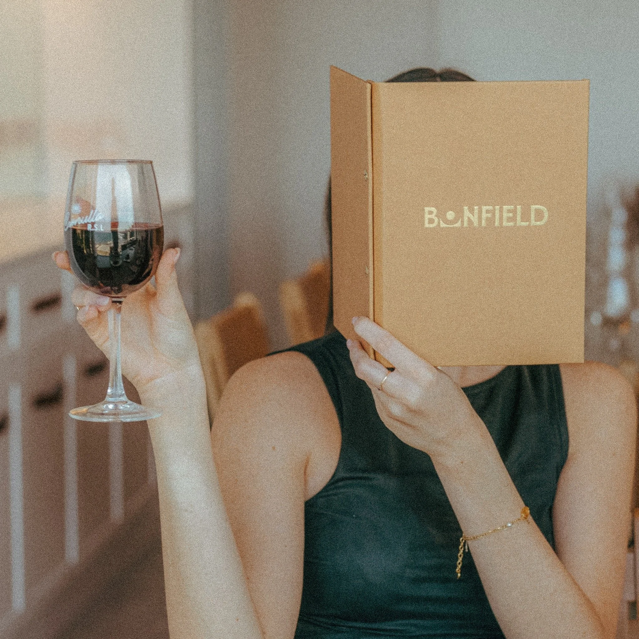 Bonfield + Wine = 😍

Don't forget to book now, link in bio 🌞