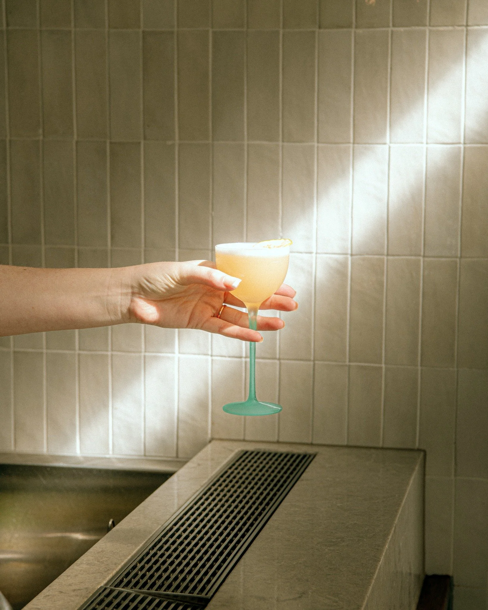 If this doesn&rsquo;t scream summer, nothing does 🌞🍹
Deck Cocktail Happy Hour runs 6PM&ndash;9PM&hellip; treat yourself.