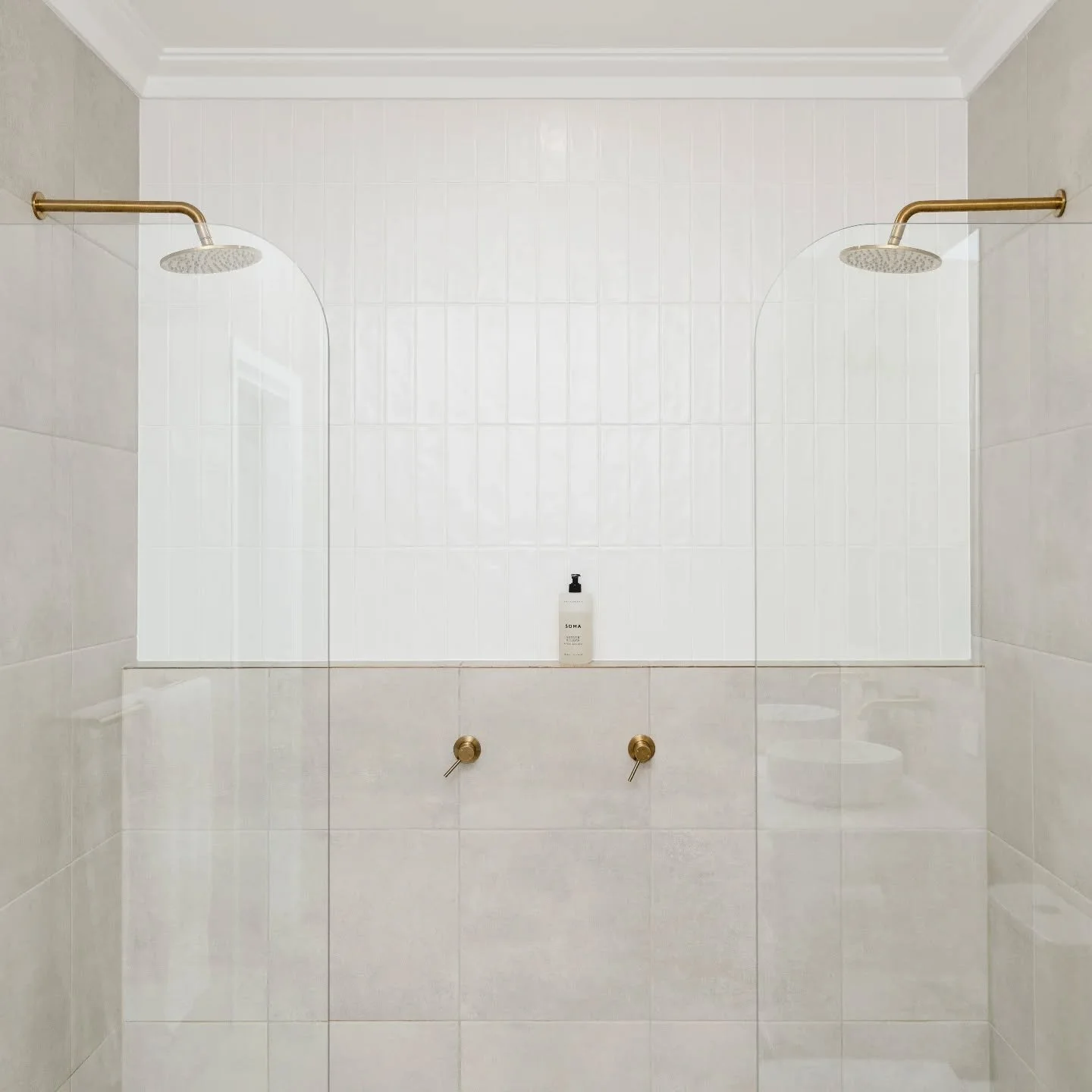 Ensuite goals.

A spacious walk-in shower featuring double shower heads for the perfect start (or end) to the day. Thoughtfully designed to combine style, space and everyday comfort.

It&rsquo;s the little details that make a home feel like luxury.

