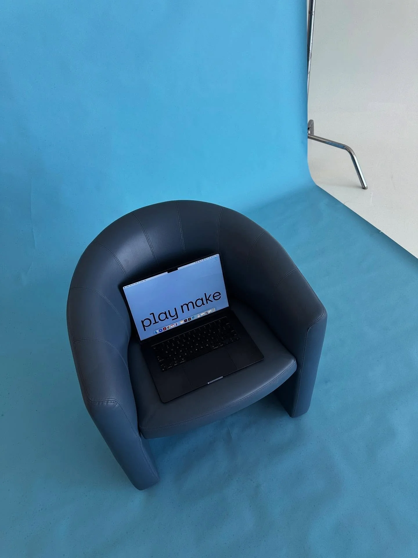 Come on shoot with Play Make ➡️

Shot by @jemmadarling.studio at @everlinestudios with the BTS queen @alchemysocialhouse , featuring a robust set of props - including a $50 marketplace armchair 🙌

#playmakestudio #branding #photoshoot #bts #branding