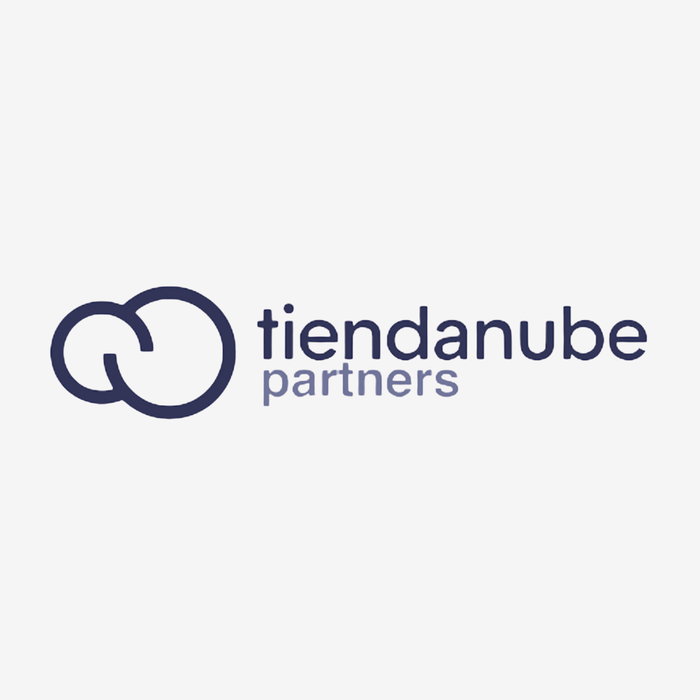 Logotipo de Tiendanube Partners con dos círculos entrelazados y texto en color azul oscuro y lila claro sobre fondo gris claro.