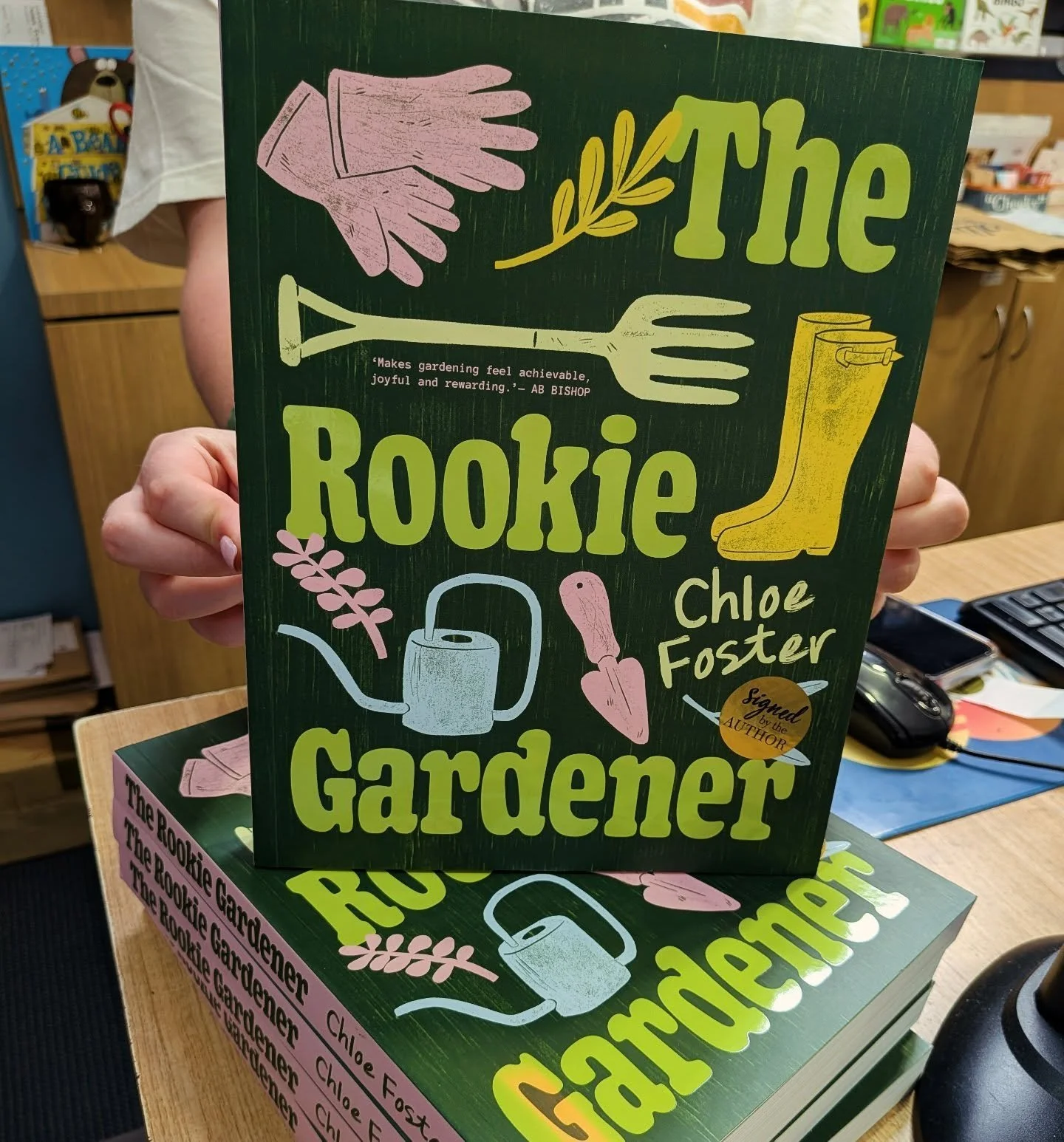 Signed copies of The Rookie Gardener can be found at Collins Booksellers Croydon!

..... "What a perfect Christmas gift" I hear you say. You're so right 😉🎄

If there're any Melbourne bookstores out there with copies they'd like me to sign