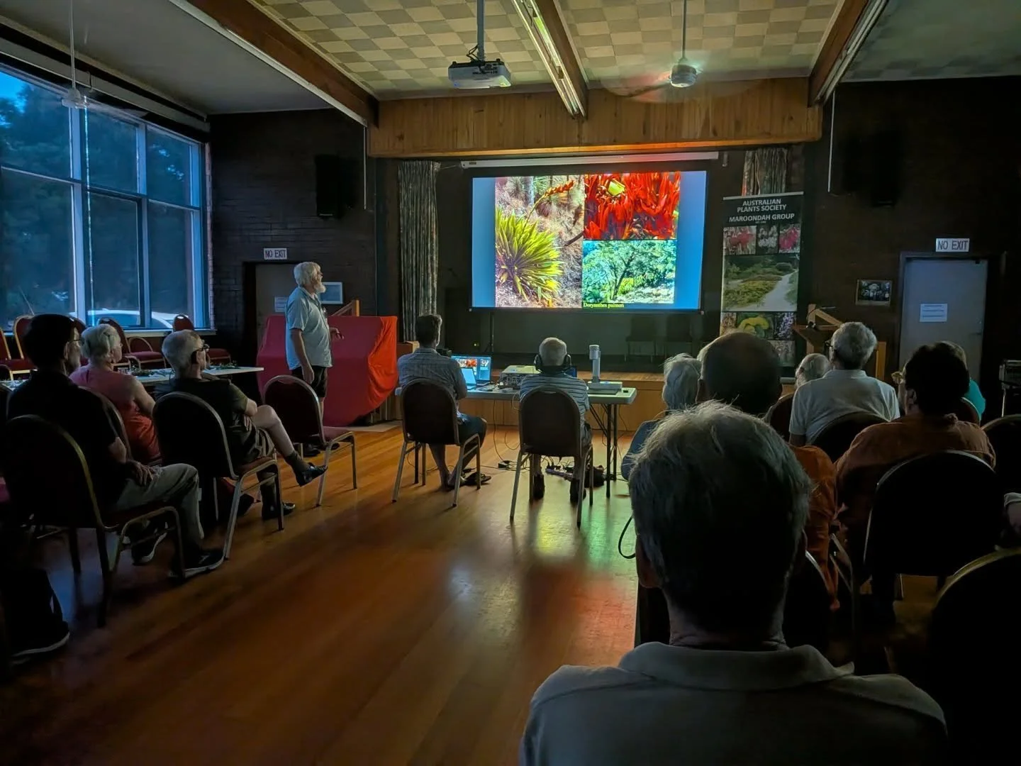 Cracking talk on SE Qld flora and fungi at the Maroondah Group APS tonight.
Good people, good plants, sharing knowledge 👌🏼💚 .... Find your local Australian Plants Society!

#seqld #australianplantssociety #ragingfridaynight
