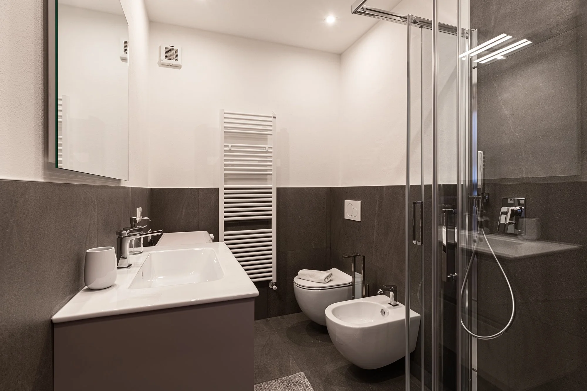 Casa Bella Vista Levo 10: Indulge in the elegance of our modern, cozy bathroom, designed for both style and functionality. It features a refreshing shower and a bidet, ensuring a luxurious experience. For added convenience, the suite includes a washi