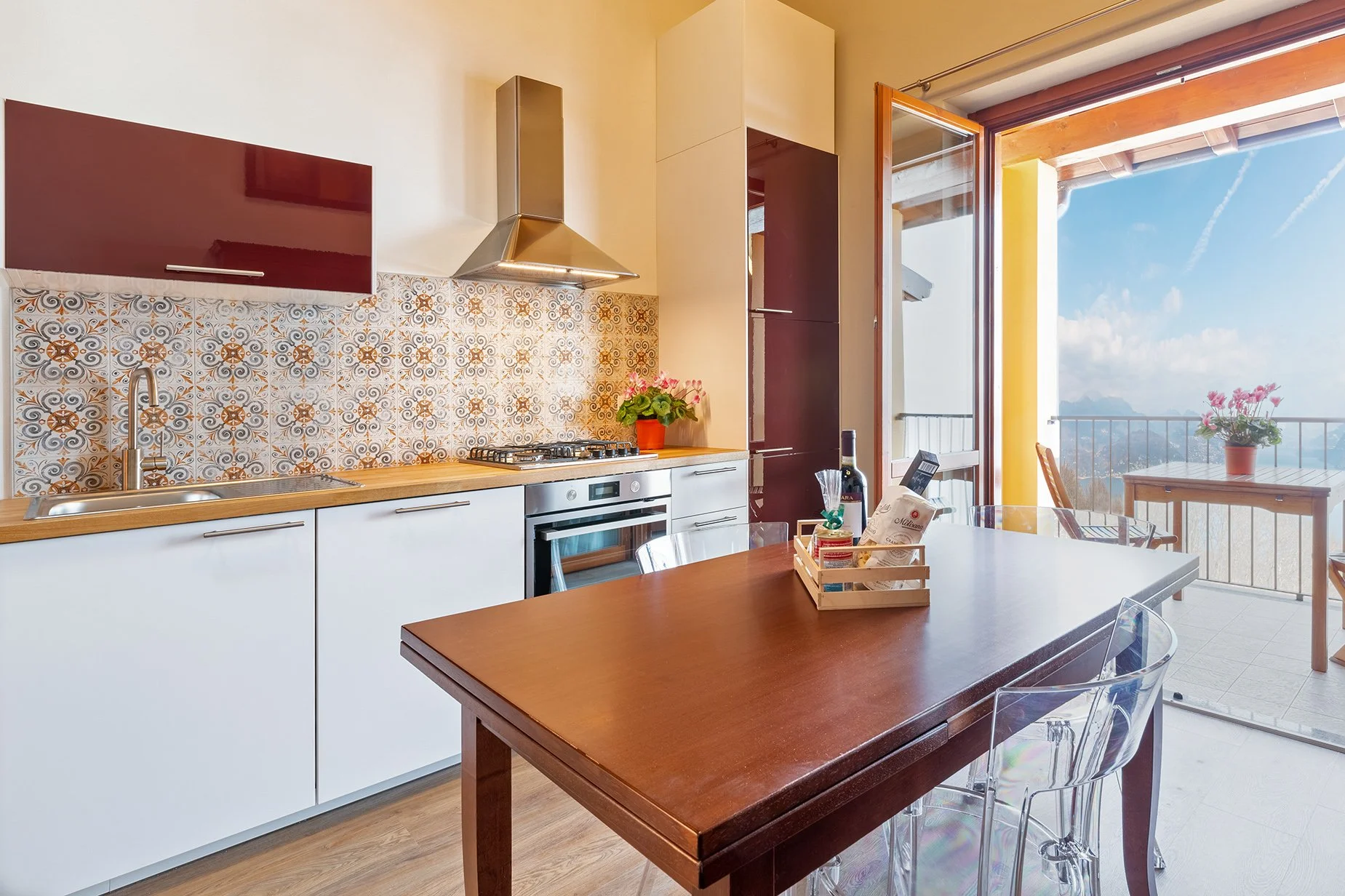 Casa Bella Vista Levo 10: Experience the perfect blend of modern comfort and stunning natural beauty in our fully equipped kitchen. Enjoy preparing meals with state-of-the-art appliances, including a Nespresso coffee machine and toaster. Savor your f