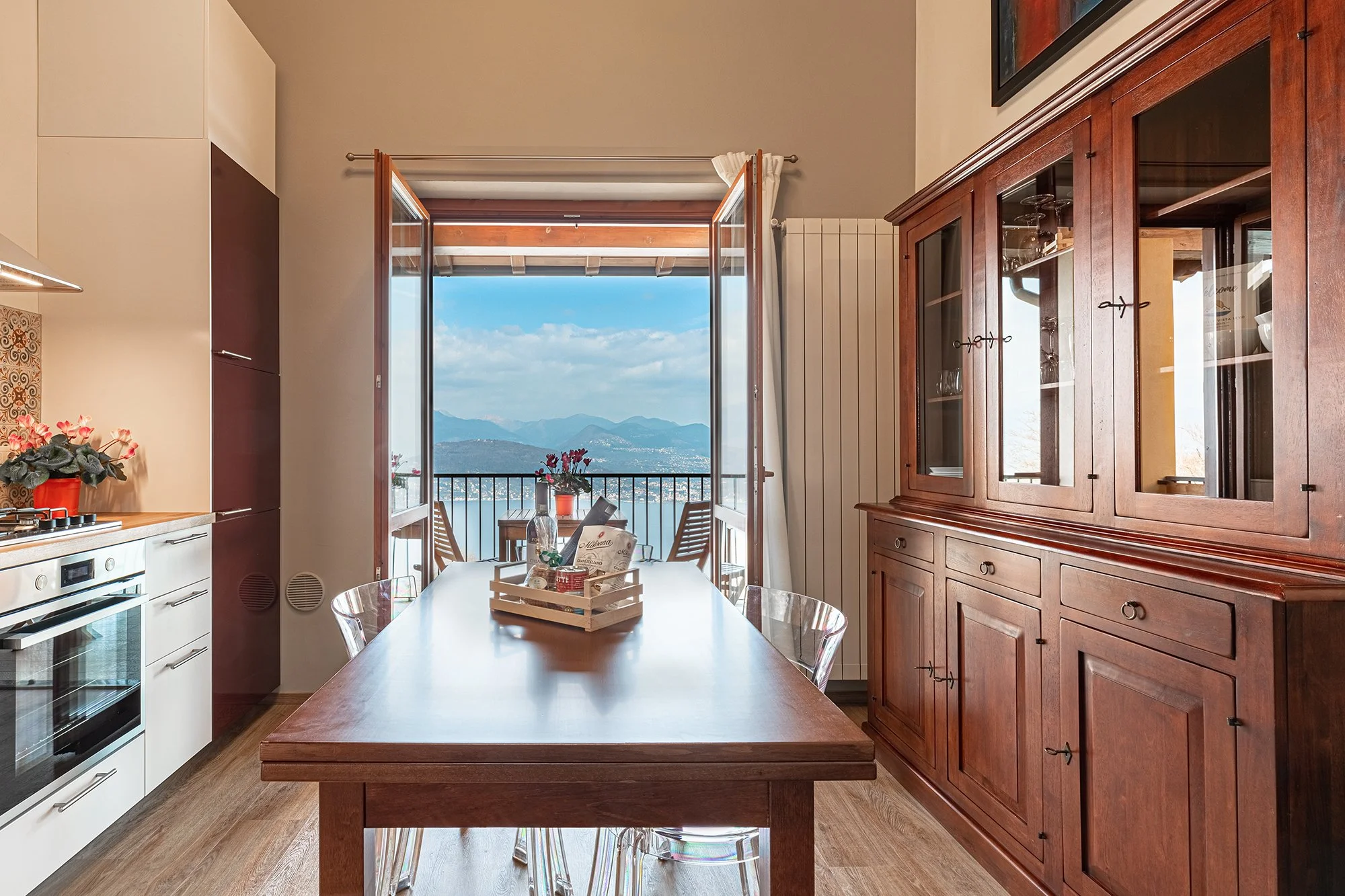 Casa Bella Vista Levo 10: Experience the perfect blend of modern comfort and stunning natural beauty in our fully equipped kitchen. Enjoy preparing meals with state-of-the-art appliances, including a Nespresso coffee machine and toaster. Savor your f