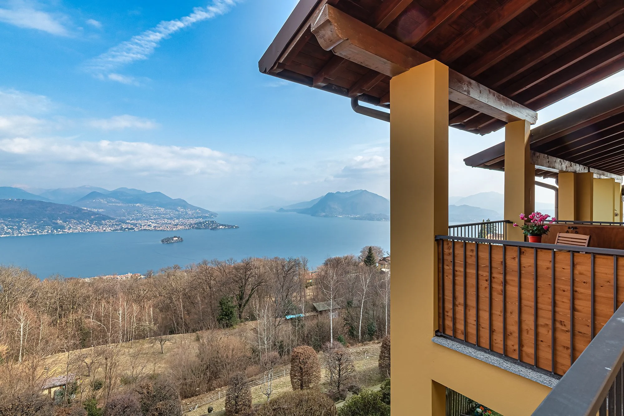Discover Casa Bella Vista Levo 10, our charming townhouse with stunning lake, islands, and mountain views. Luxuriate in our newly renovated haven adorned with wood and stone finishes, modern furniture, and accessories for an unparalleled experience. 