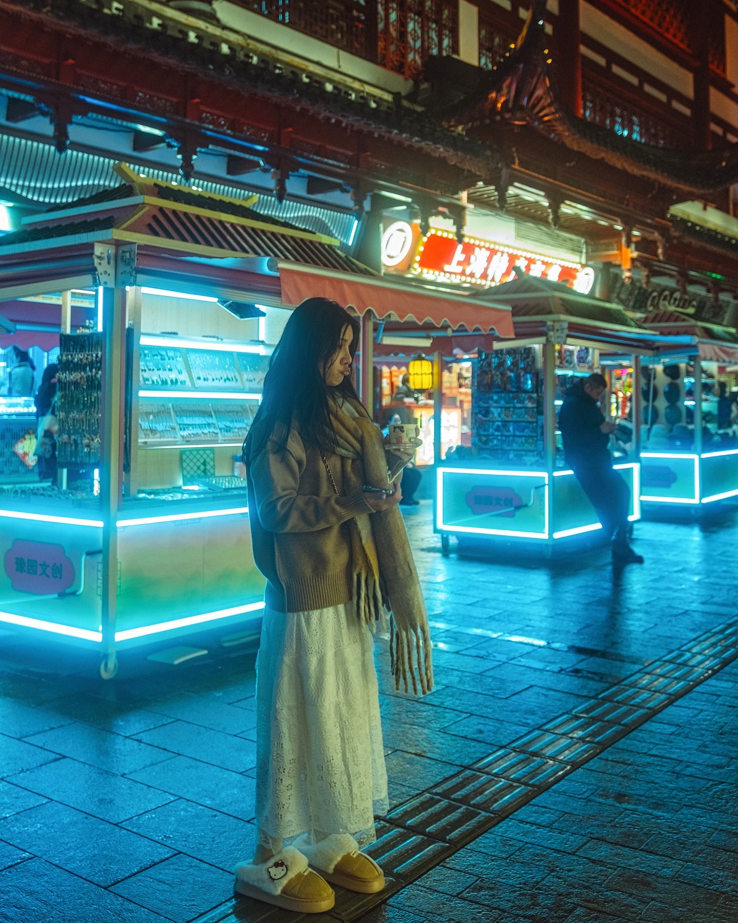 Night walk through Yuyuan Old Street&mdash;a historic maze of lights, crowds, and beautiful chaos. The architecture, the colors, the energy&hellip; it has a rhythm that&rsquo;s all its own.

📍Shanghai, China, March 2025
📸 Fujifilm X-T5 + Viltrox 13