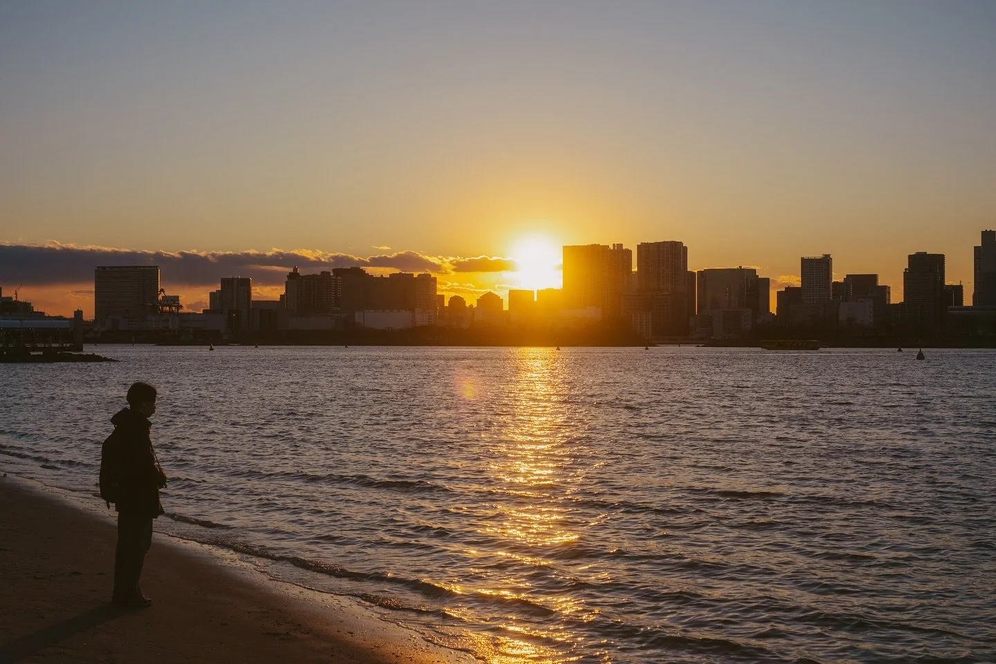 I think of Tokyo as energy and noise, then Odaiba reminds me it can be simple too. A shoreline, some wind, soft color at the end of the day.

Not a secret spot, just an underrated one.

📍 Odaiba, Tokyo, February 2025
📸 Fujifilm X-T5

#odaiba #tokyo
