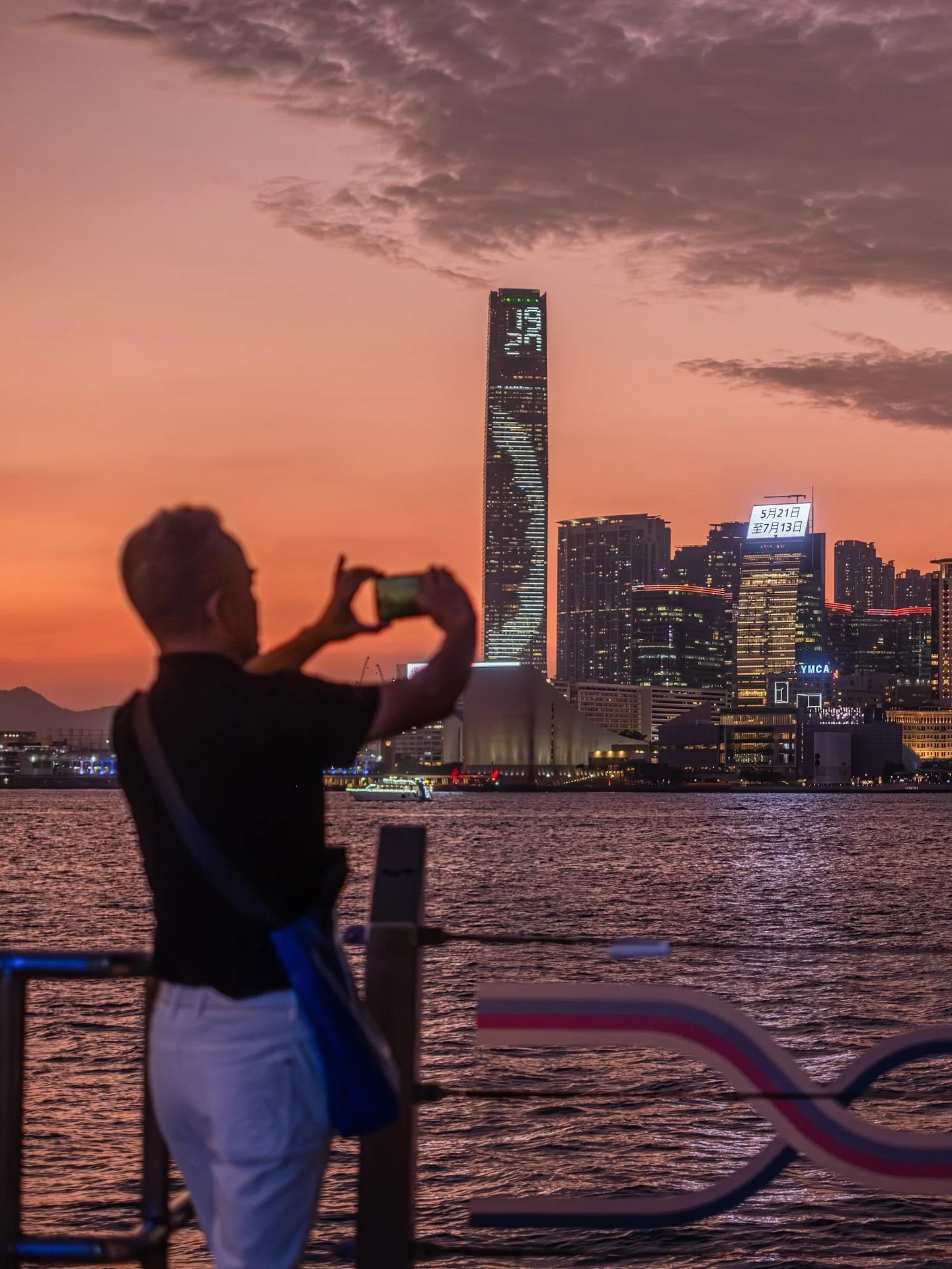 Sunset at Victoria Harbour. Hong Kong, quiet for a moment.

📍 Victoria Harbour, Hong Kong, June 2025
📸 Fujifilm X-T5

@urth 
#seetheworld #hongkong #victoriaharbour #sunset #cityscape #harbour #fujifilm #quietmoments #everydayhongkong #fujiframez