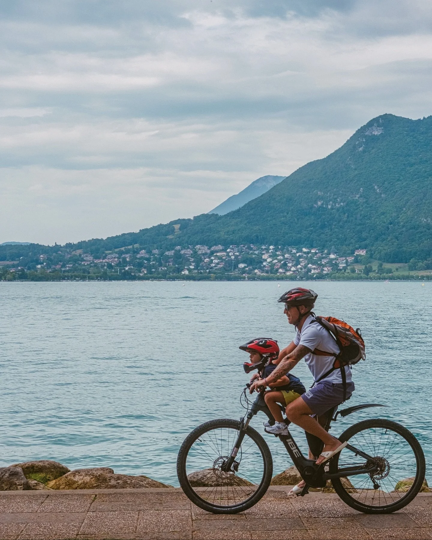 Goodbye, summer. From Annecy.

📍 Annecy, France, August 2025
📸 Fujifilm X-T5

@urth 
#seetheworld #annecy #lacdannecy #hautesavoie #frenchalps #endofsummer #streetandstory #fujifilm #calmdays #travelphotography #france #francetravel
