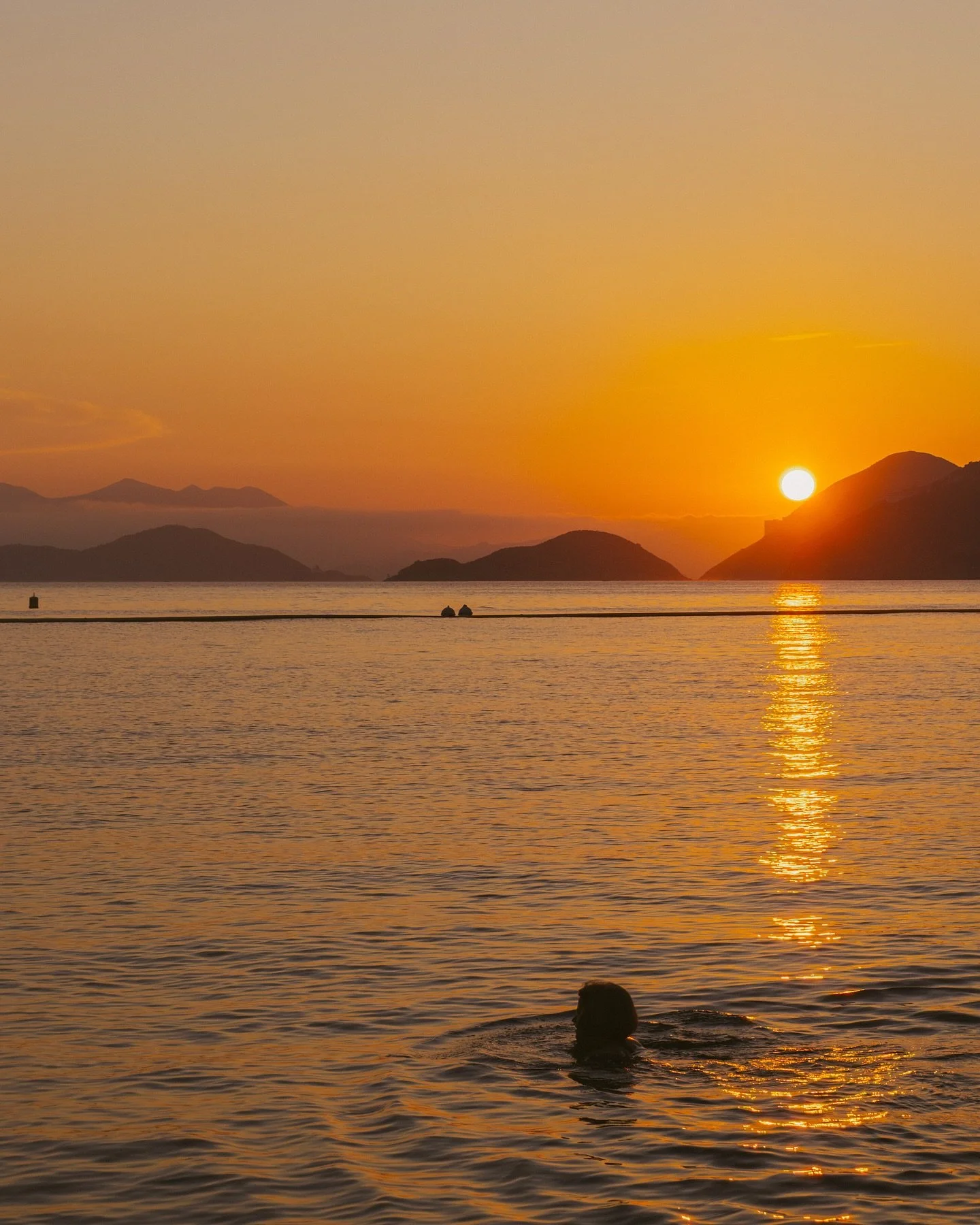 We found a quiet corner of Hong Kong Island, away from the bustle. The water went still, colors settled in, and the noise in our heads eased too.

Keeping this one simple: just water, a small beach, and a sunset worth remembering.

📍 Hong Kong Islan