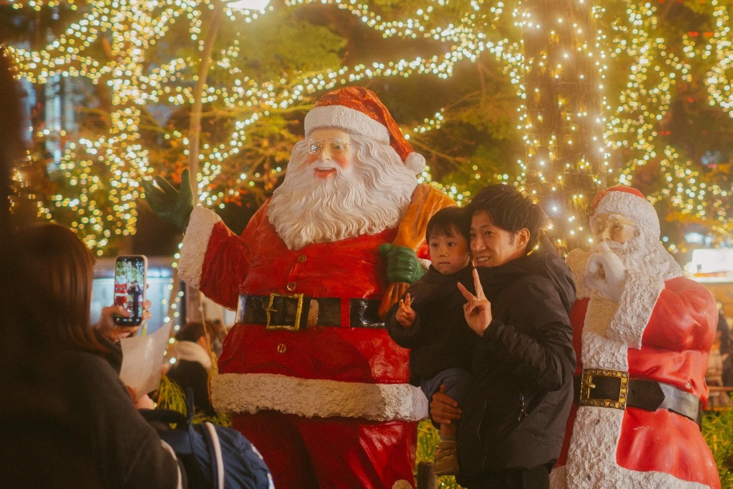 Merry Christmas and happy holidays to everyone! I hope you&rsquo;ve had a chance to breathe and feel a little peace.

These are from Ueno on a recent night out with @lillianli.16, in one of my favorite corners of the world. I still can&rsquo;t find a
