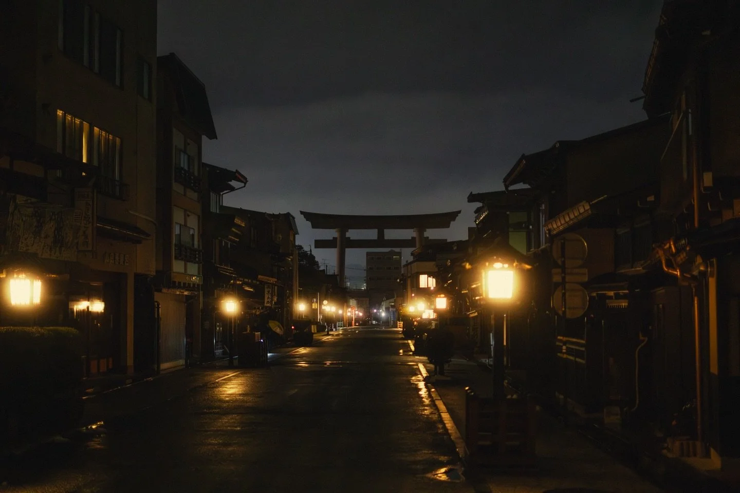 Takayama, at night. Empty streets, quiet air, no rush to be anywhere else.

📍 Takayama, Japan, December 2025
📸 Fujifilm X-T5

#takayama #nightphotography #japantravel #streetphotography #grainlinemagazine