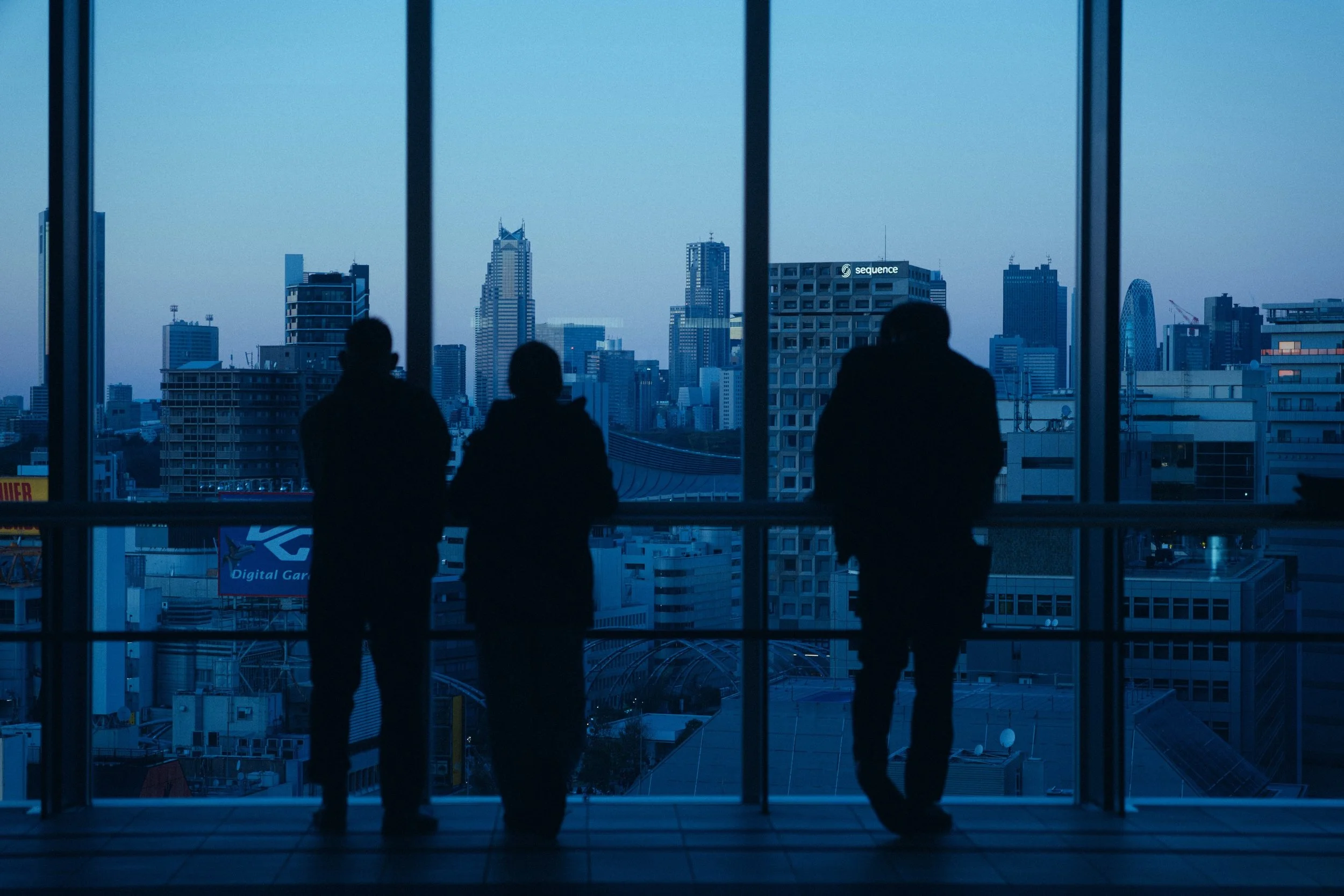 Strangers watching the same skyline. One of those Tokyo evenings that doesn&rsquo;t really need a caption.

📍 Shibuya, Tokyo, December 2025
📸 Fujifilm X-T5

#tokyo #shibuya #tokyoatdusk #fujifilmfocus #fujifilmxseries