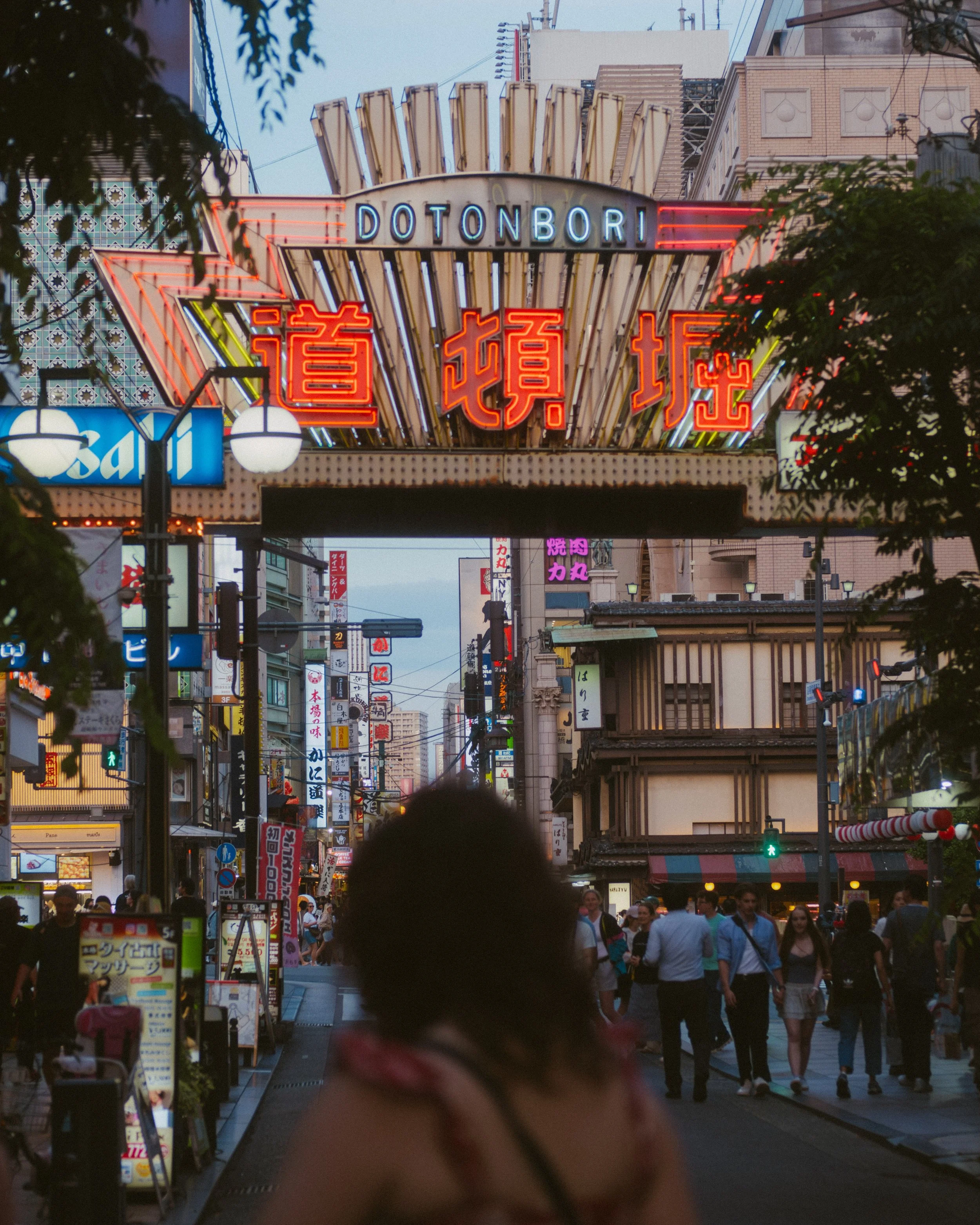 Faces of Osaka at night.

📍 Dotonbori, Osaka, May 2026
📸 Fujifilm X-T5

#dotonbori #streetphotography #fujifilmfocus #fujifilmxseries