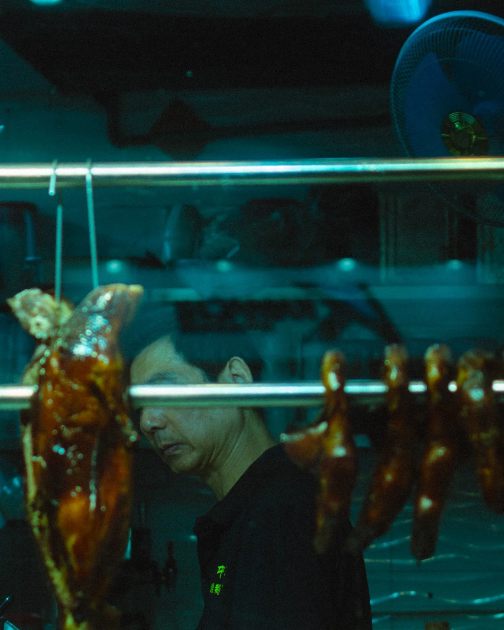 A market, a noodle shop, a pickup game under floodlights. Kowloon runs on its own schedule at night.

📍 Kowloon, Hong Kong, June 2026
📸 Fujifilm X-T5

#hongkong #kowloon #streetphotography #nightphotography #fujifilmxseries