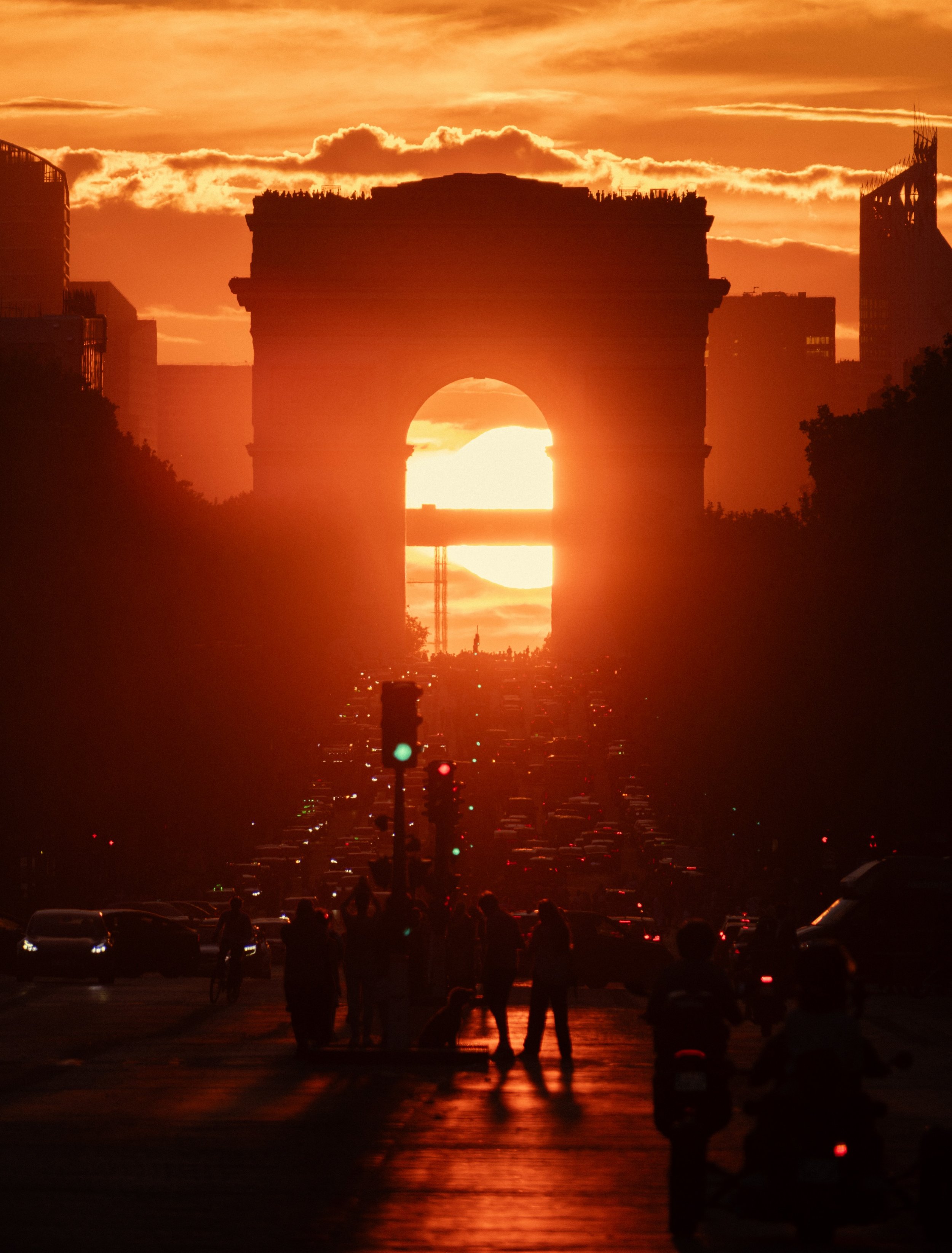 Twice a year the sun sets directly through the Arc de Triomphe. Worth standing in traffic for.

📍 Champs-&Eacute;lys&eacute;es, Paris, August 2026
📸 Fujifilm X-T5

#paris #arcdetriomphe #spg_feature #parisjetaime #fujifilmxseries